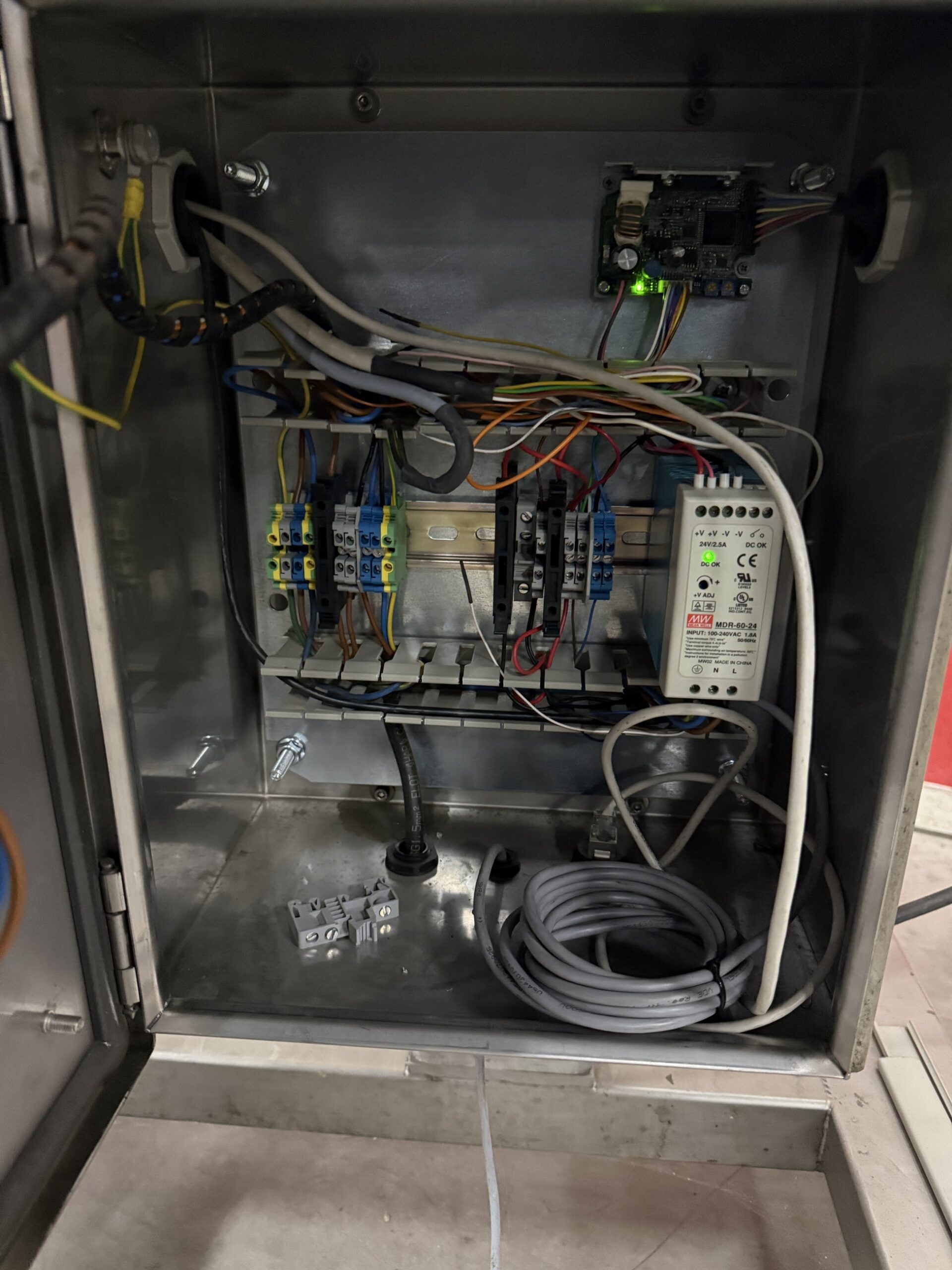 Used 2014 VWS LPX Blow 4/300R bottom labeller (print and apply)