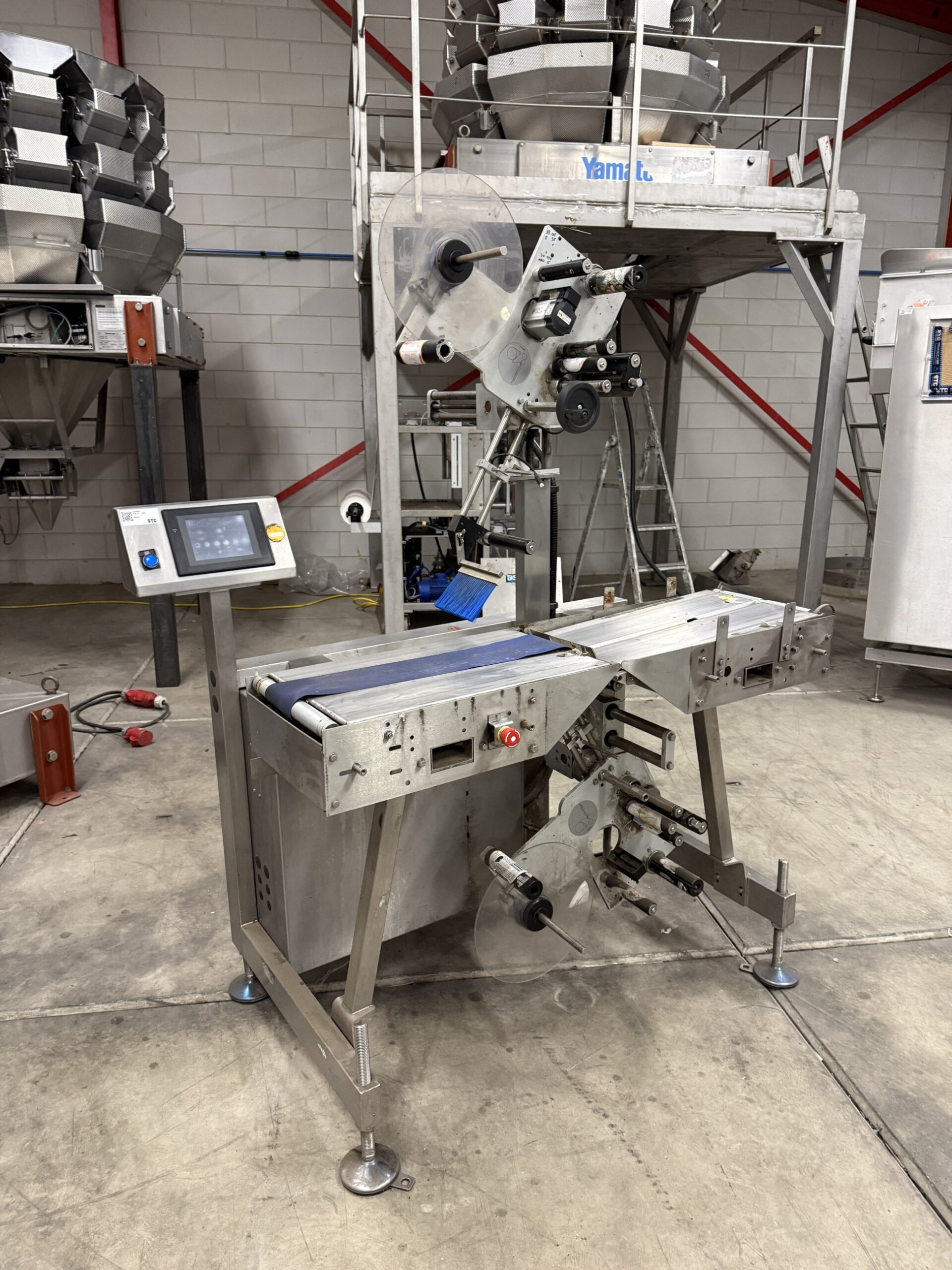 Used Top and bottom labelling machine with conveyor