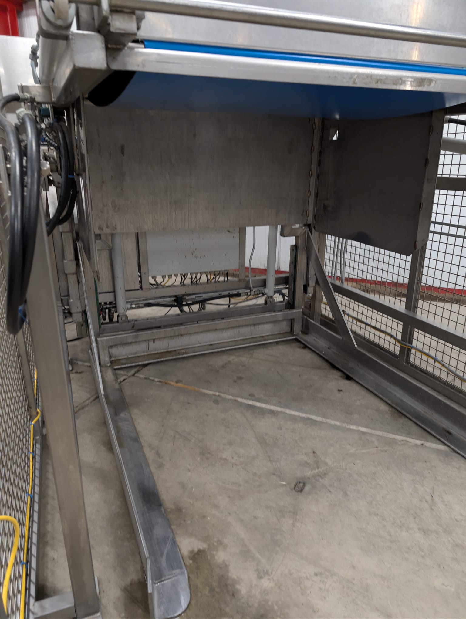 Used 2012 FoodeQ TVB400/4350 tipper with discharge belt and cross conveyor