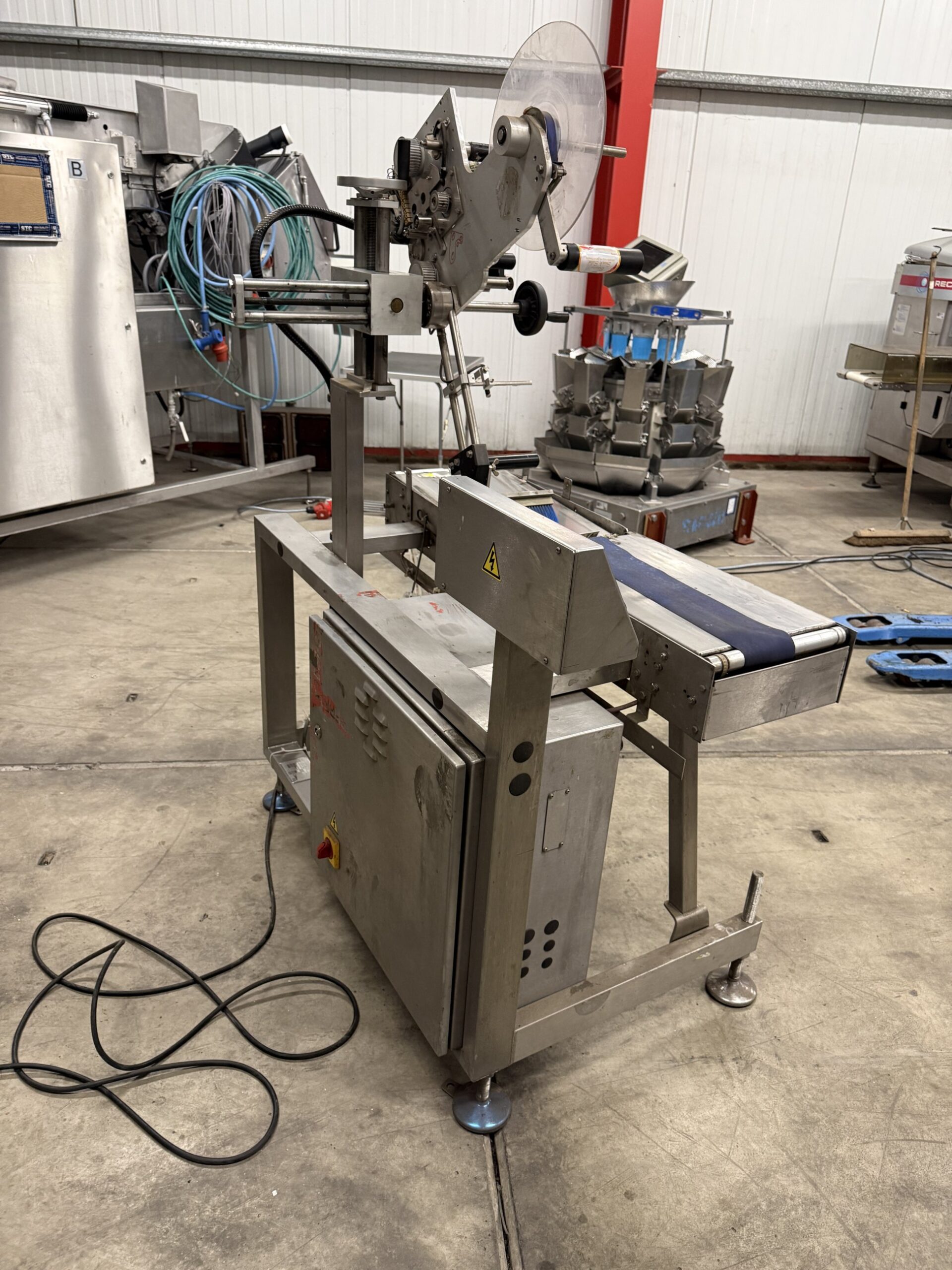 Used Top and bottom labelling machine with conveyor