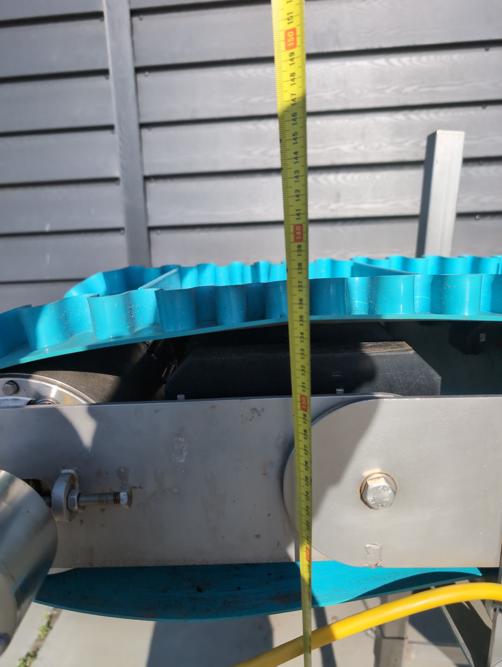 Used Stainless steel incline conveyor with wave-shaped side skirts