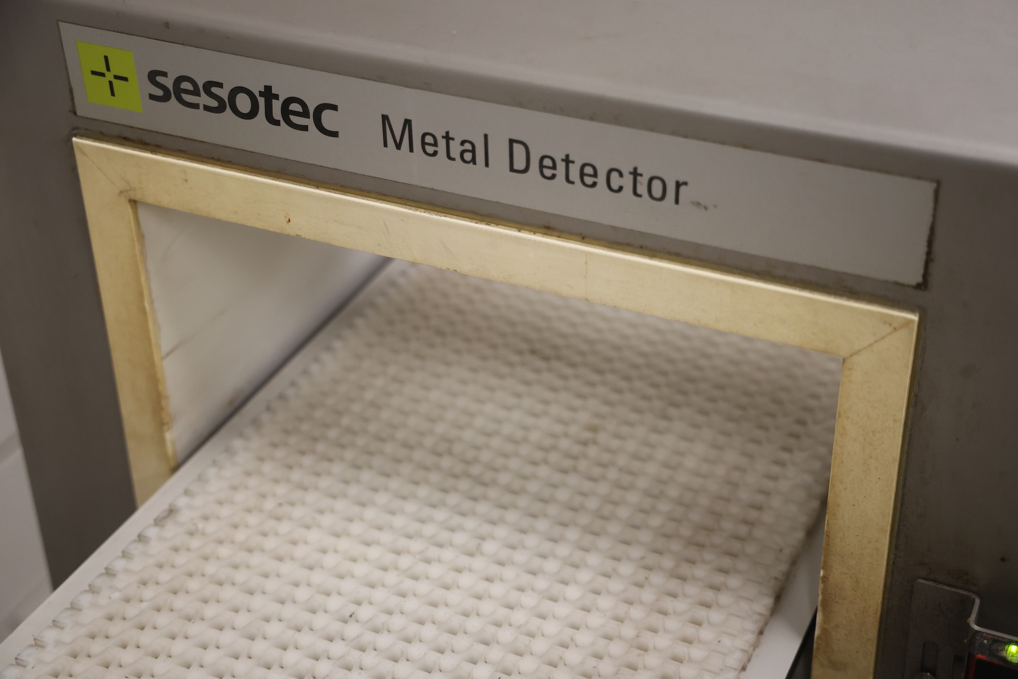 Used 2015 Sesotec Metal detector with reject
