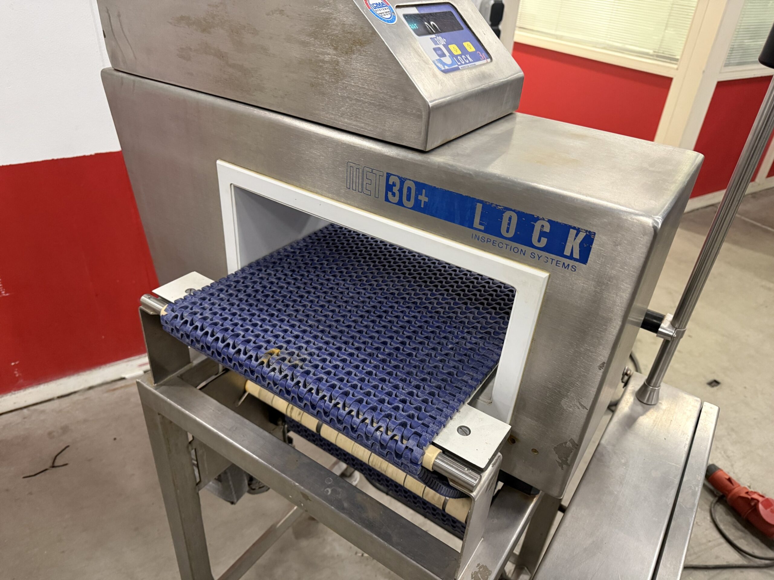Used Lock MET 30+ metal detector with conveyor