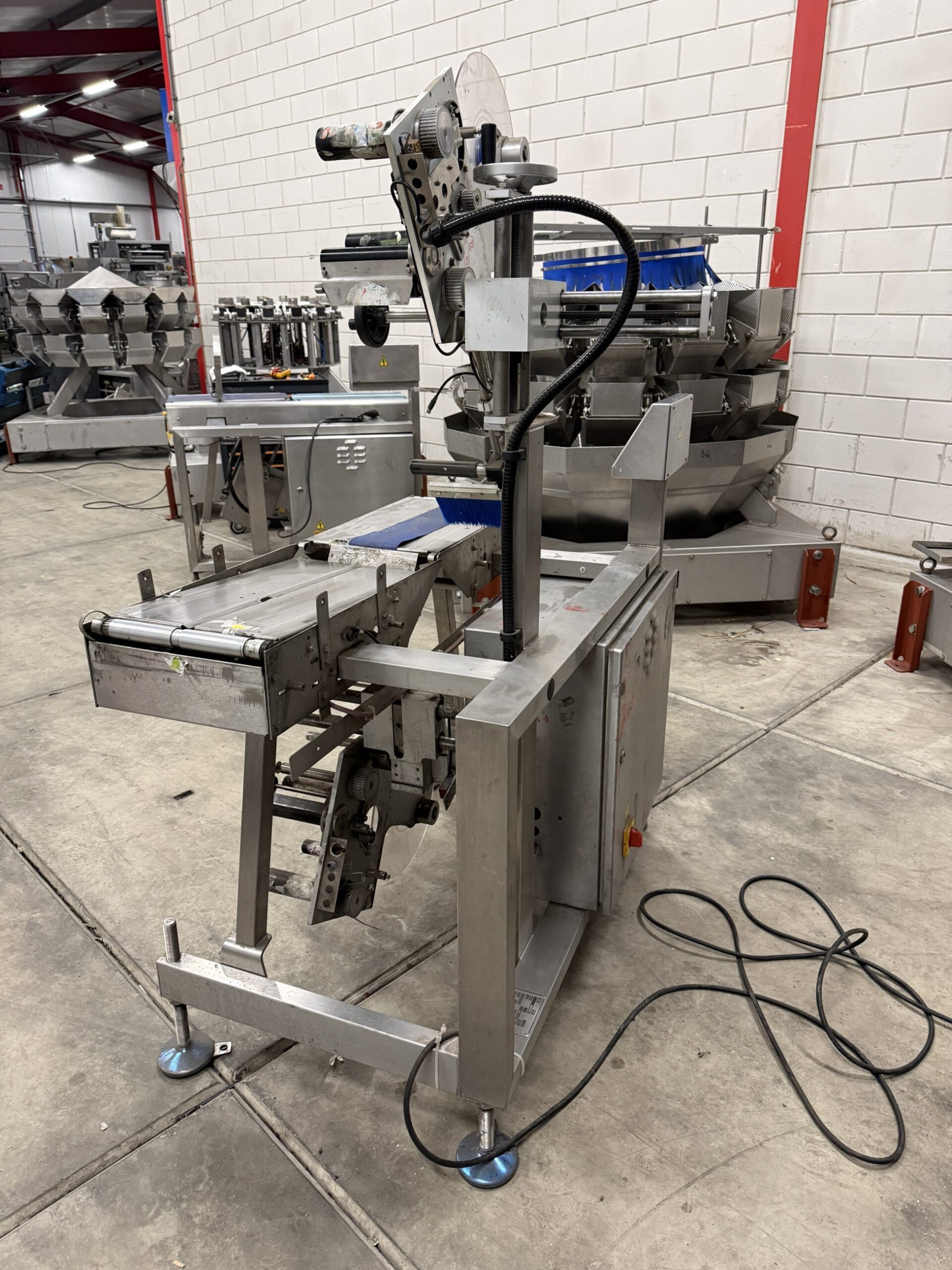 Used Top and bottom labelling machine with conveyor