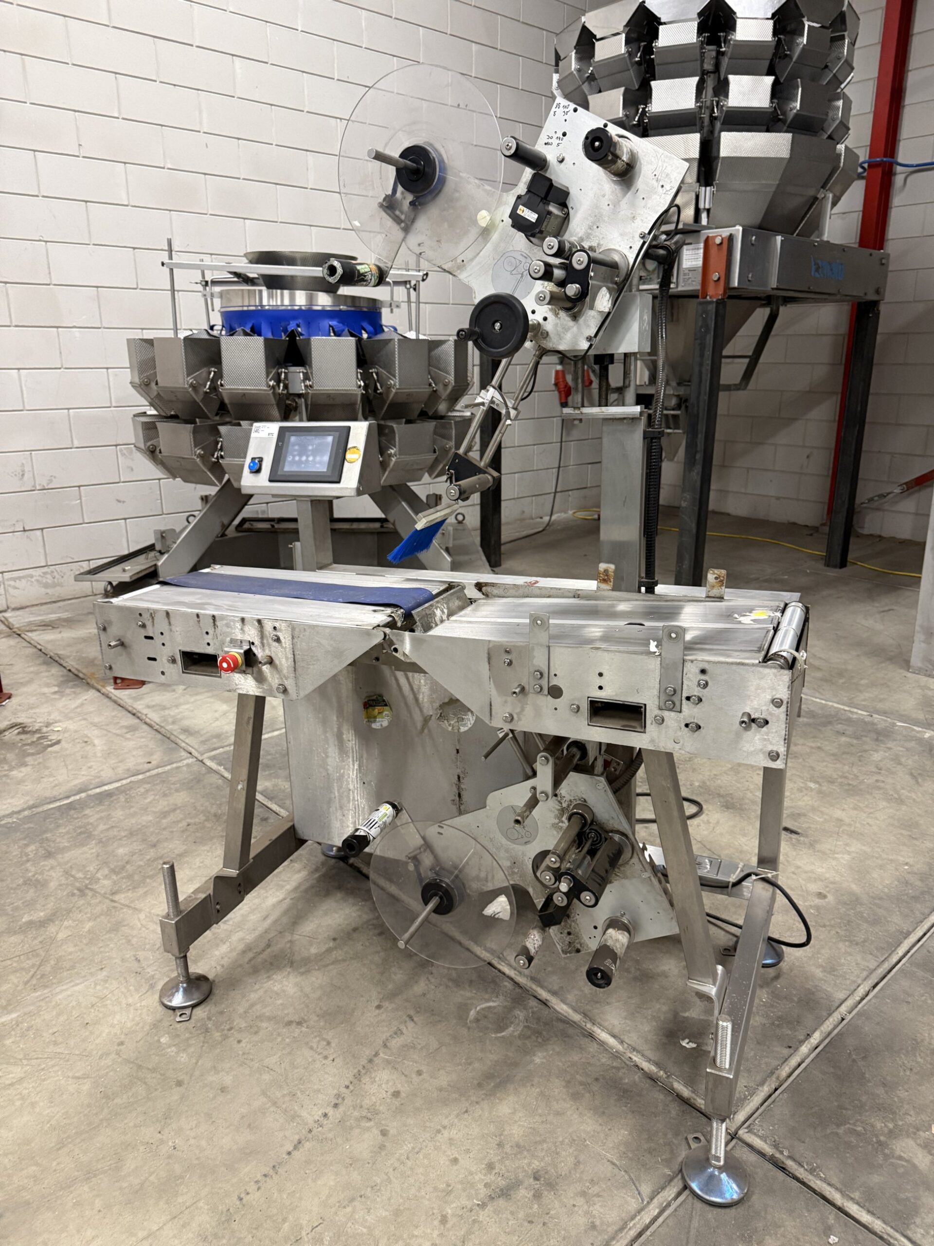 Used Top and bottom labelling machine with conveyor