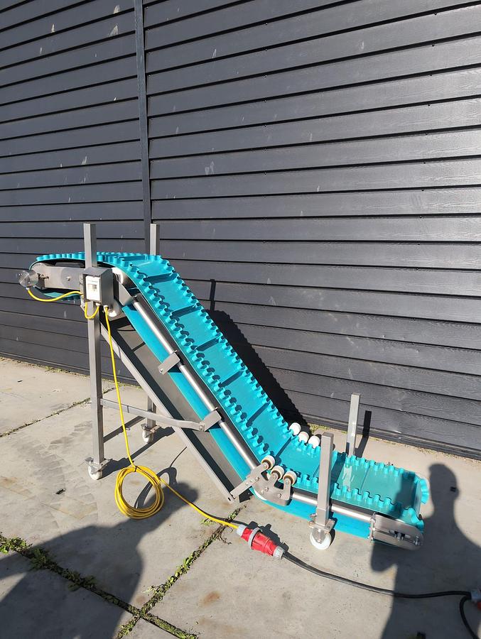 Used Stainless steel incline conveyor with wave-shaped side skirts