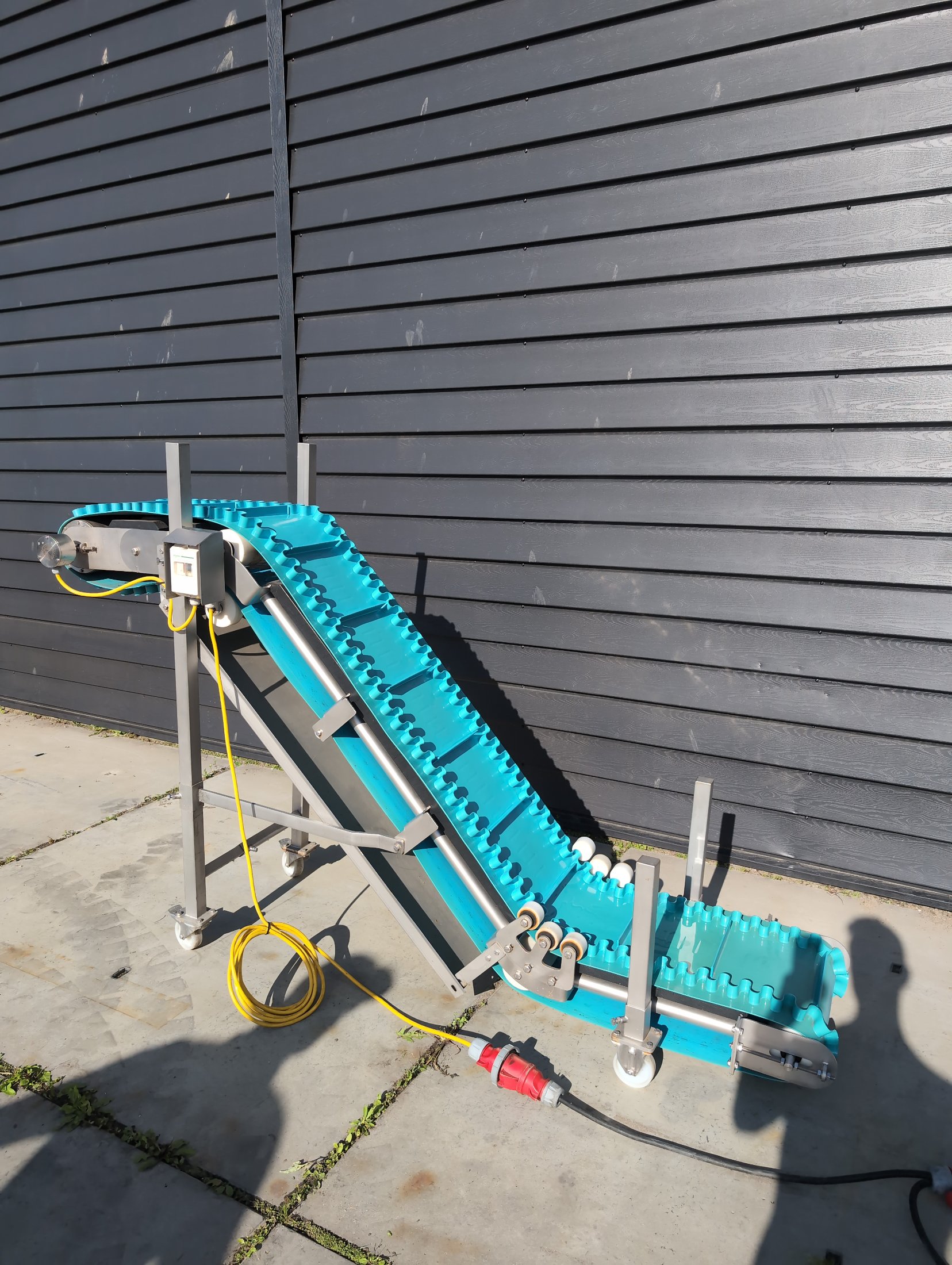 Used Stainless steel incline conveyor with wave-shaped side skirts
