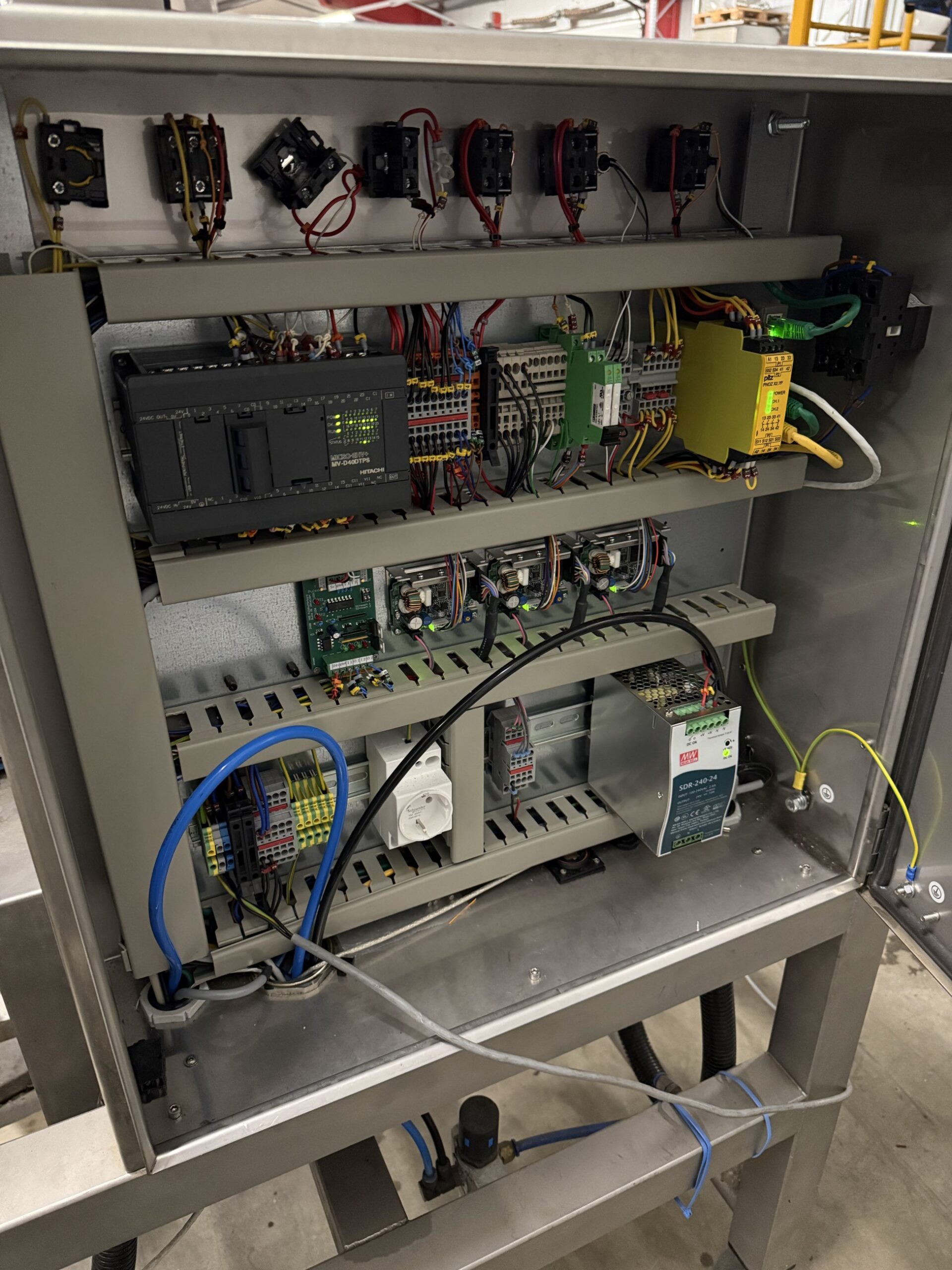 Used VWS Nederland labelling line with two print and apply stations