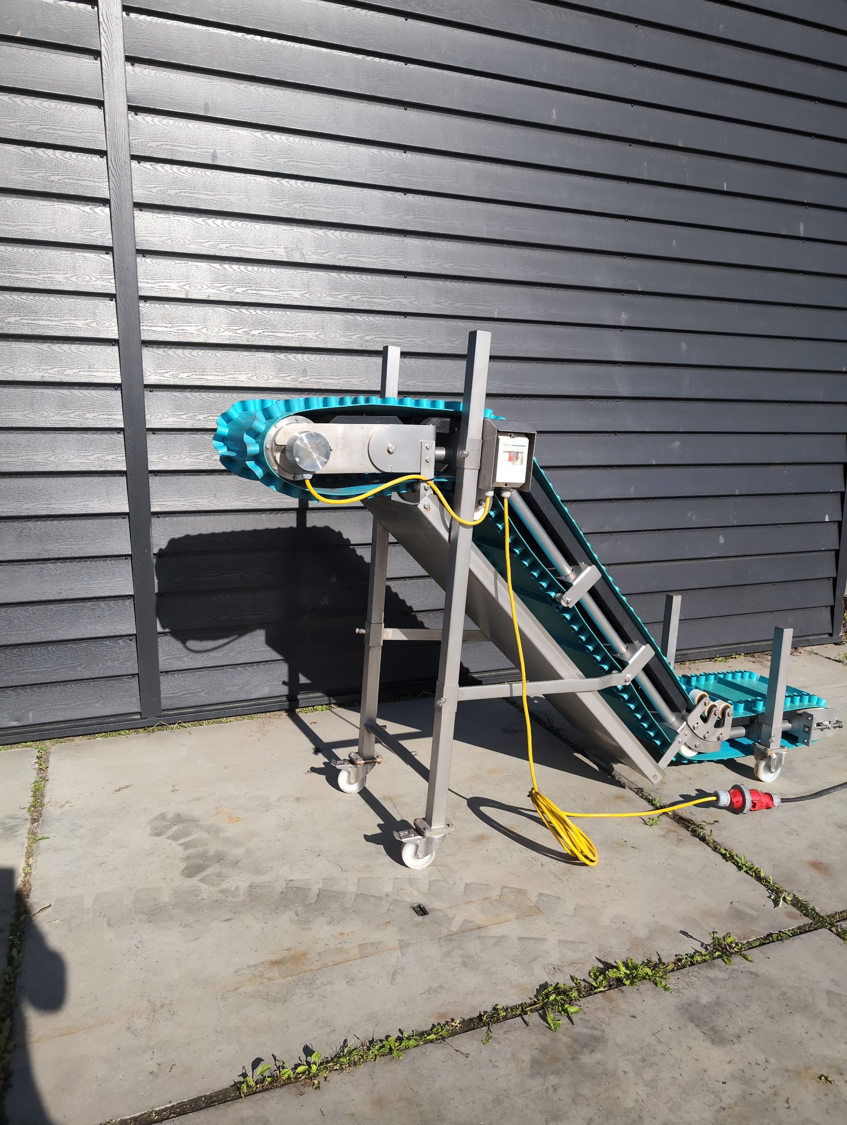 Used Stainless steel incline conveyor with wave-shaped side skirts