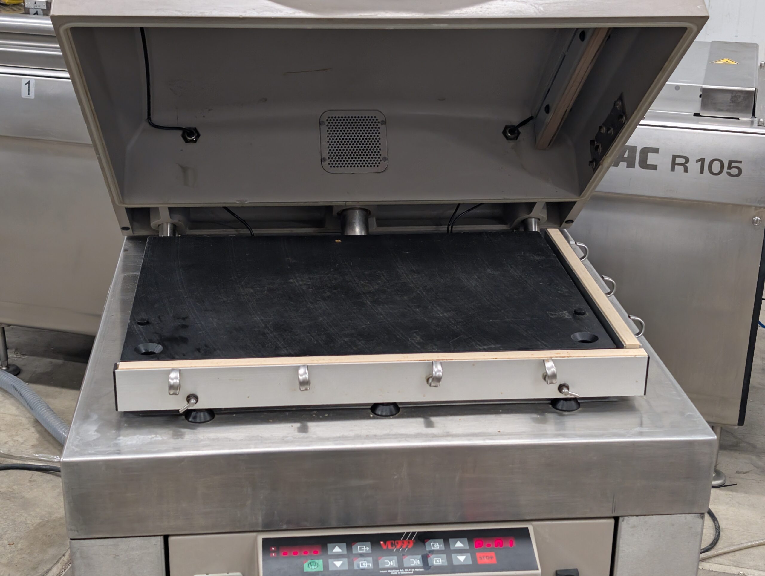 Used VC999 single-chamber vacuum packaging machine