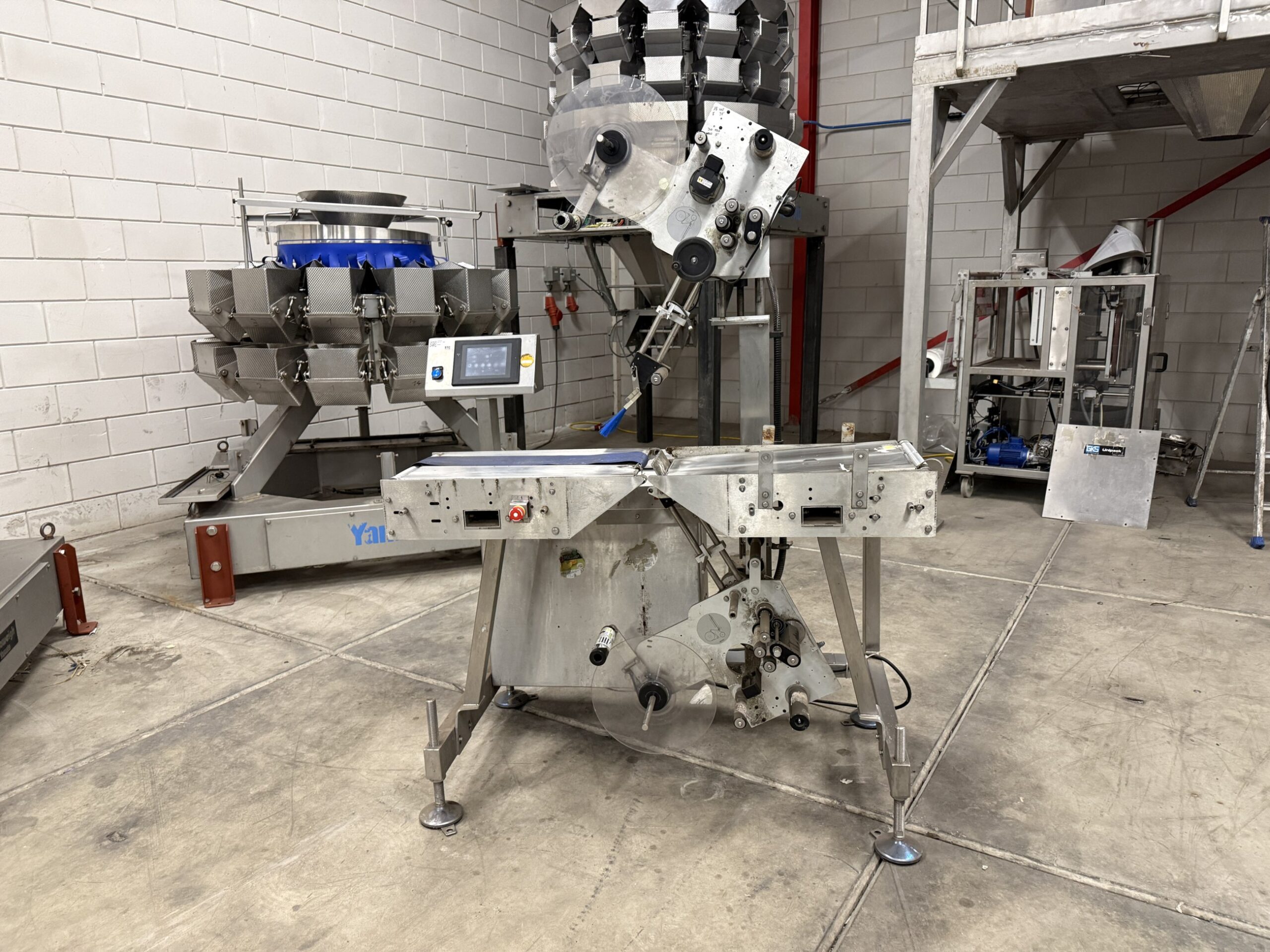 Used Top and bottom labelling machine with conveyor