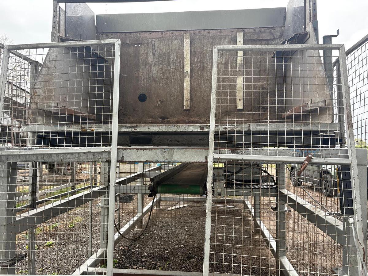 Used Tong peal Box tipper, Hopper + Inspection table