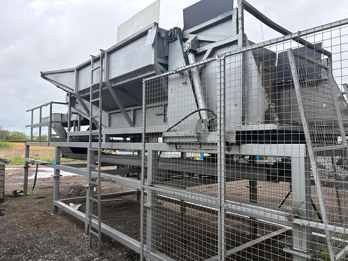 Used Tong peal Box tipper, Hopper + Inspection table