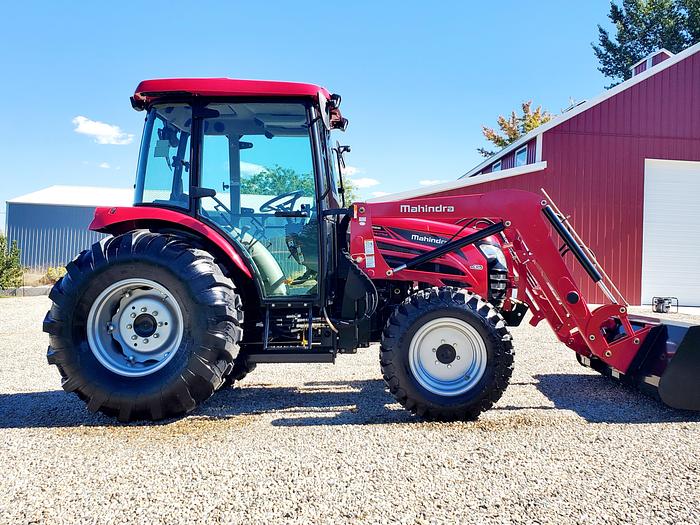 Mahindra 2665ST Tractor w/ Loader ** 2 hrs - Never Used **