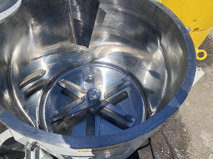 Used Used Caccia approximately 300 gallon stainless steel turbo-mixer