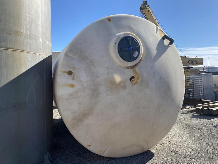 Used Used R3 7800 gallon vertical poly tank