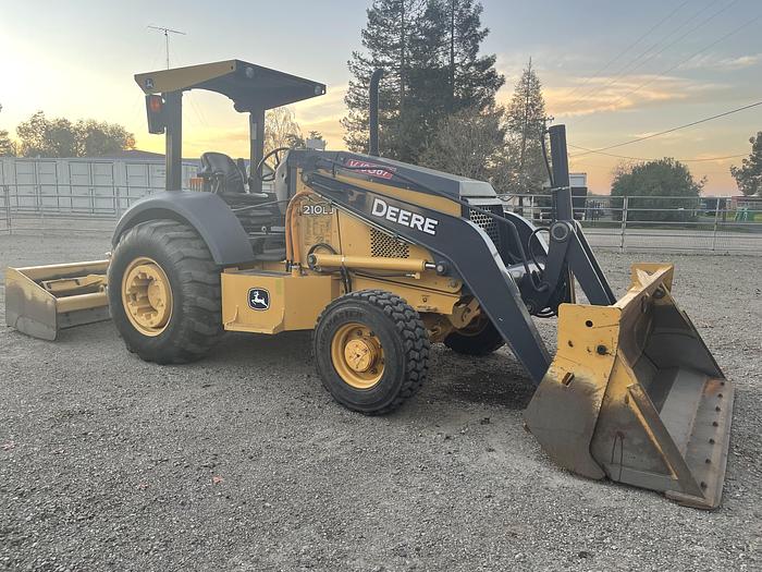 Used John Deere 210LJ
