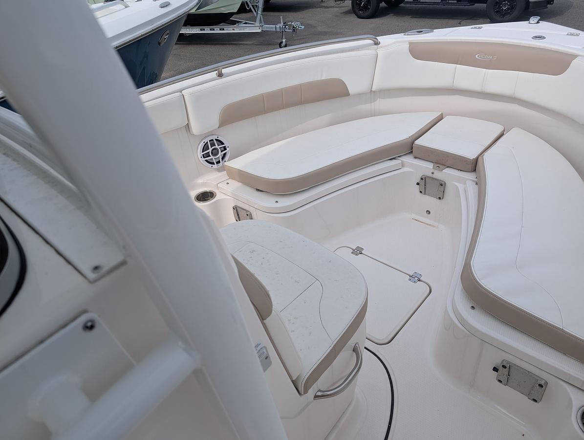 Used 2024 Robalo 222 EX CC