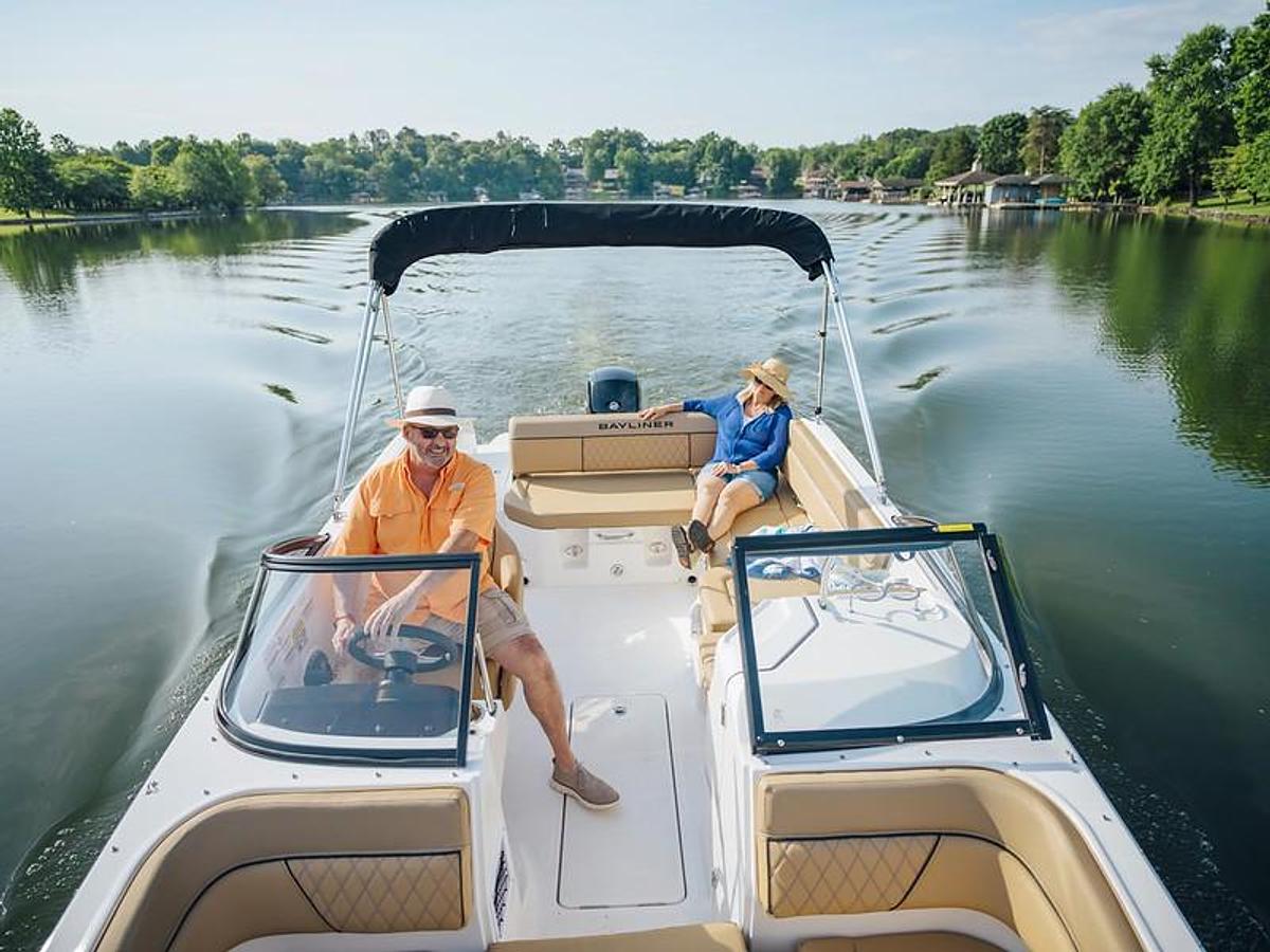 2027 Bayliner D22