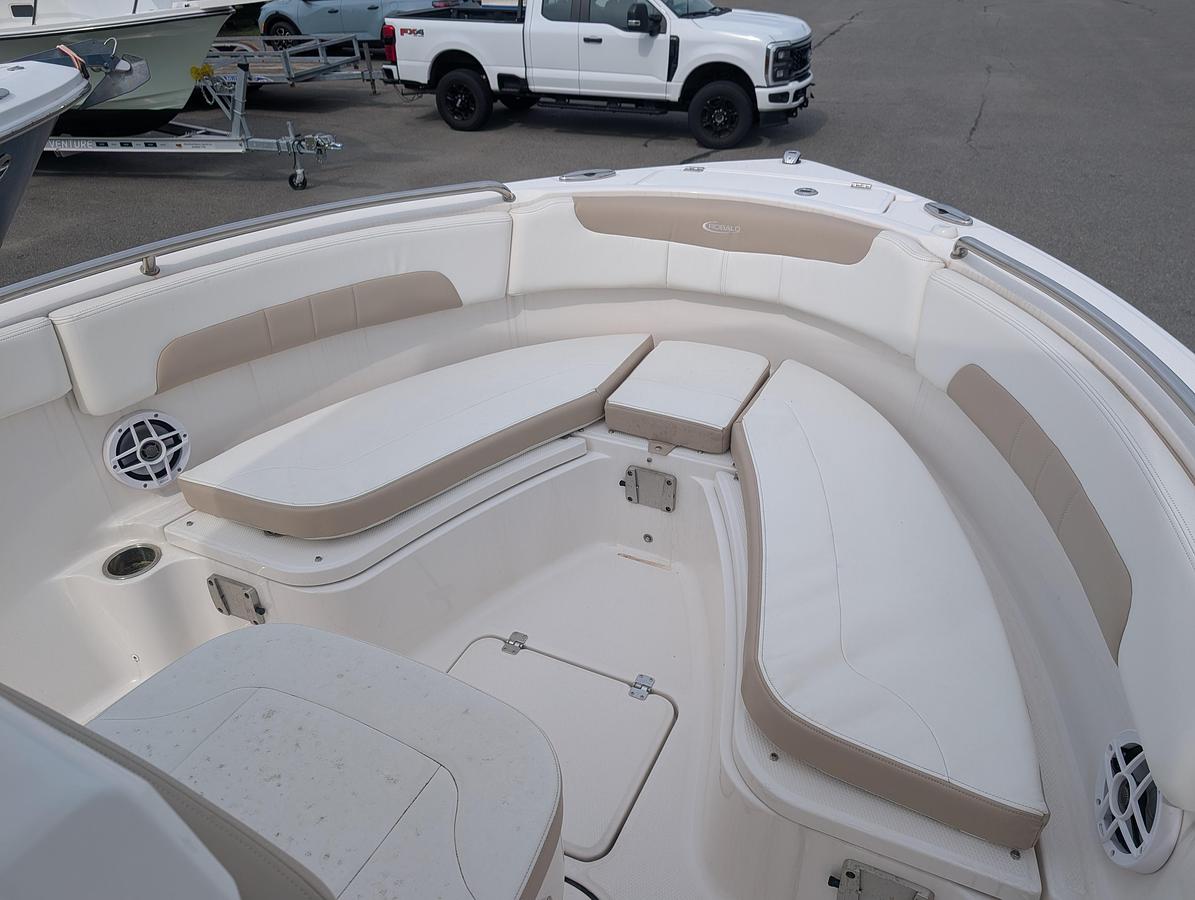 Used 2024 Robalo 222 EX CC