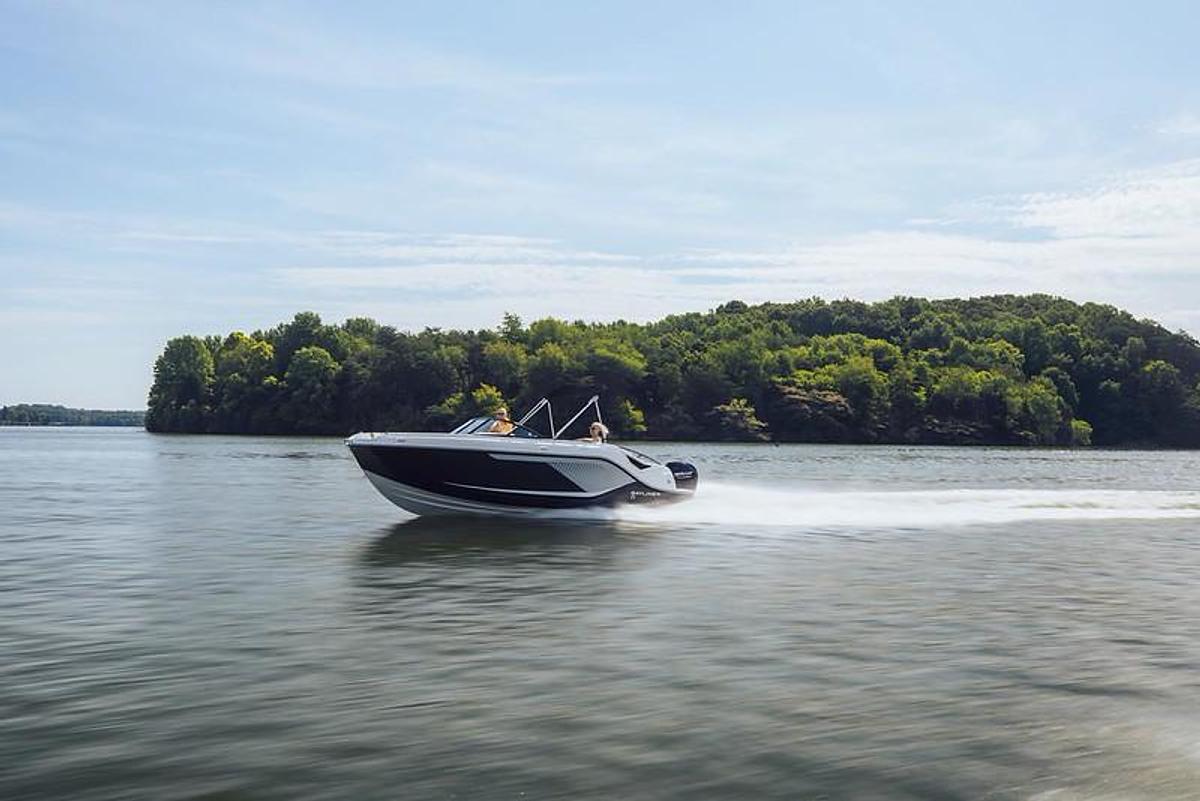 2027 Bayliner D22