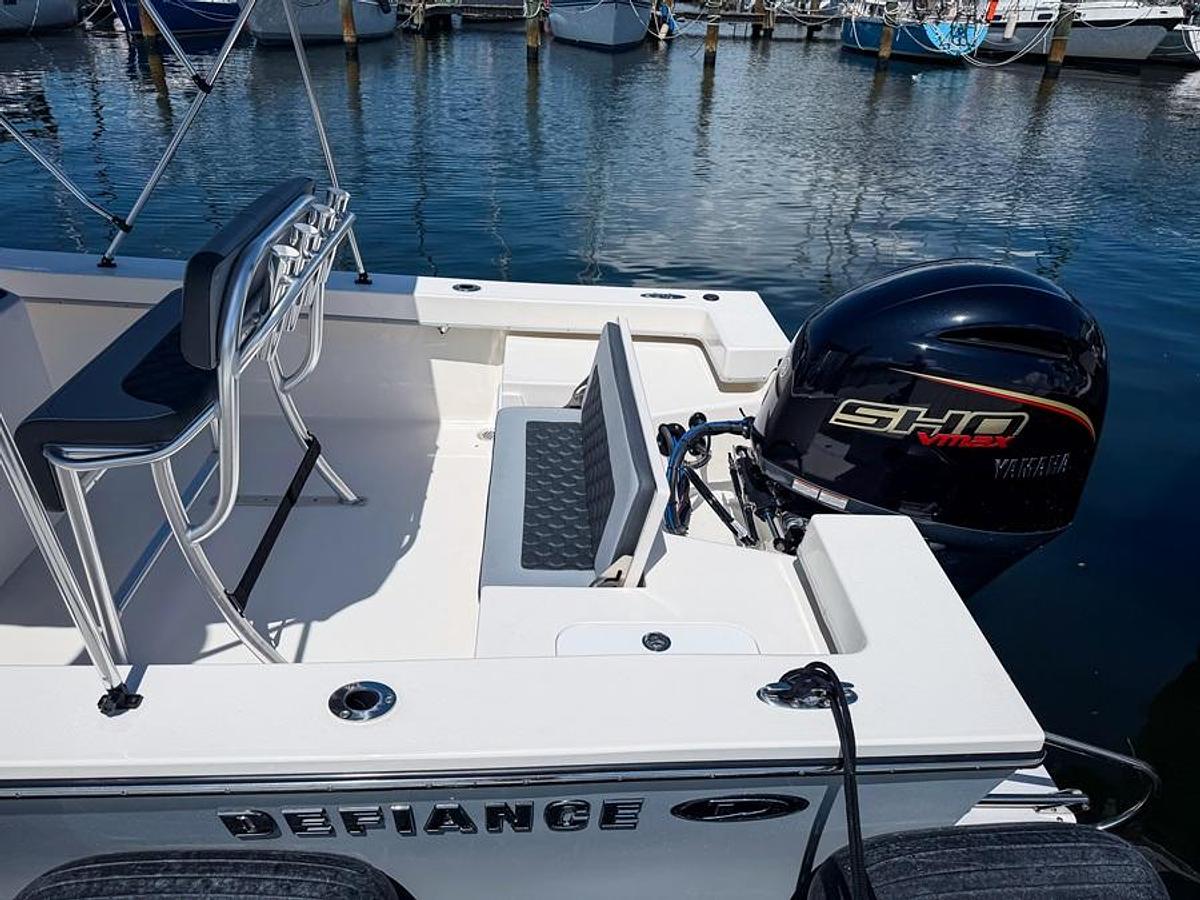 Defiance 205 Catalina Center Console