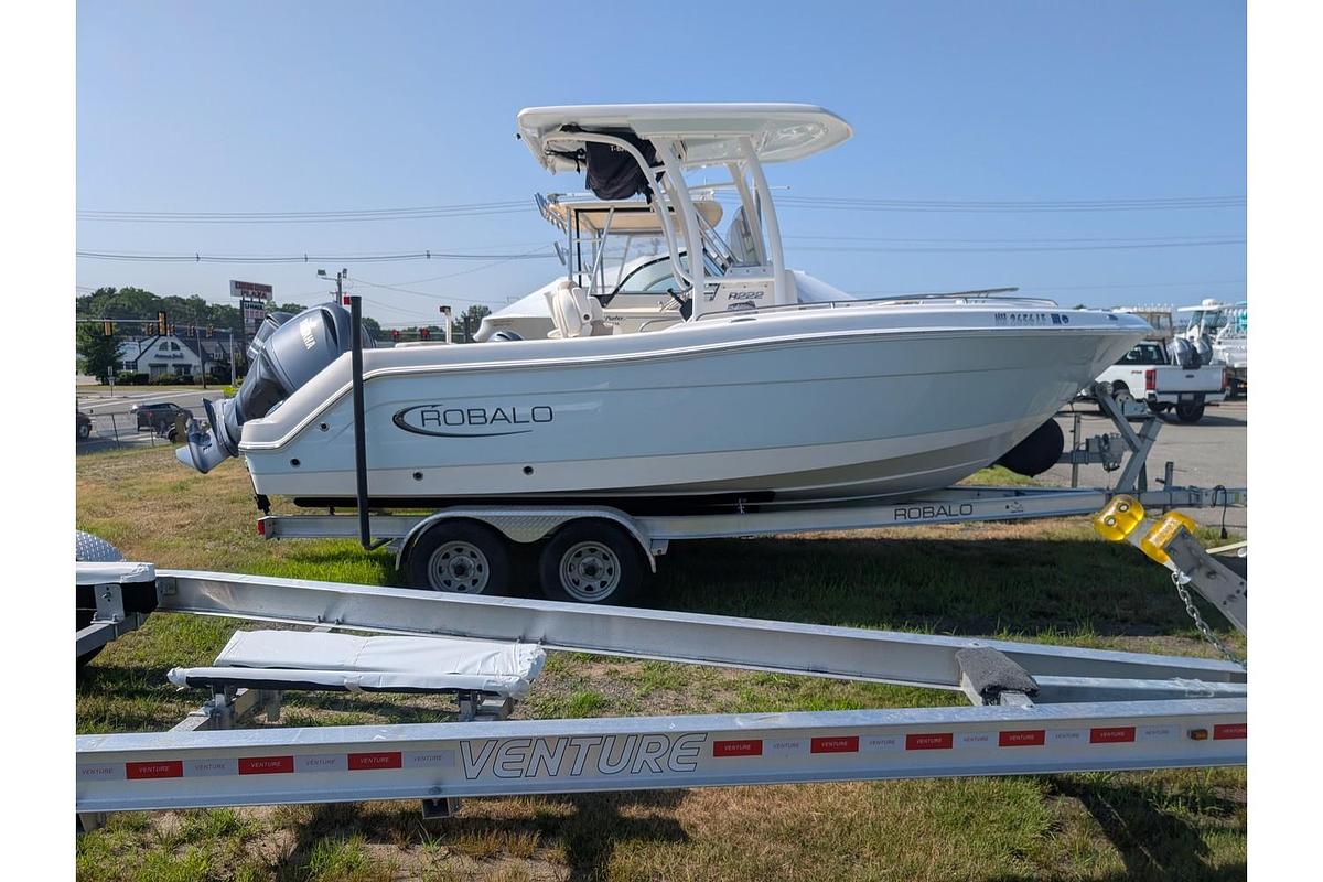 Used 2024 Robalo 222 EX CC