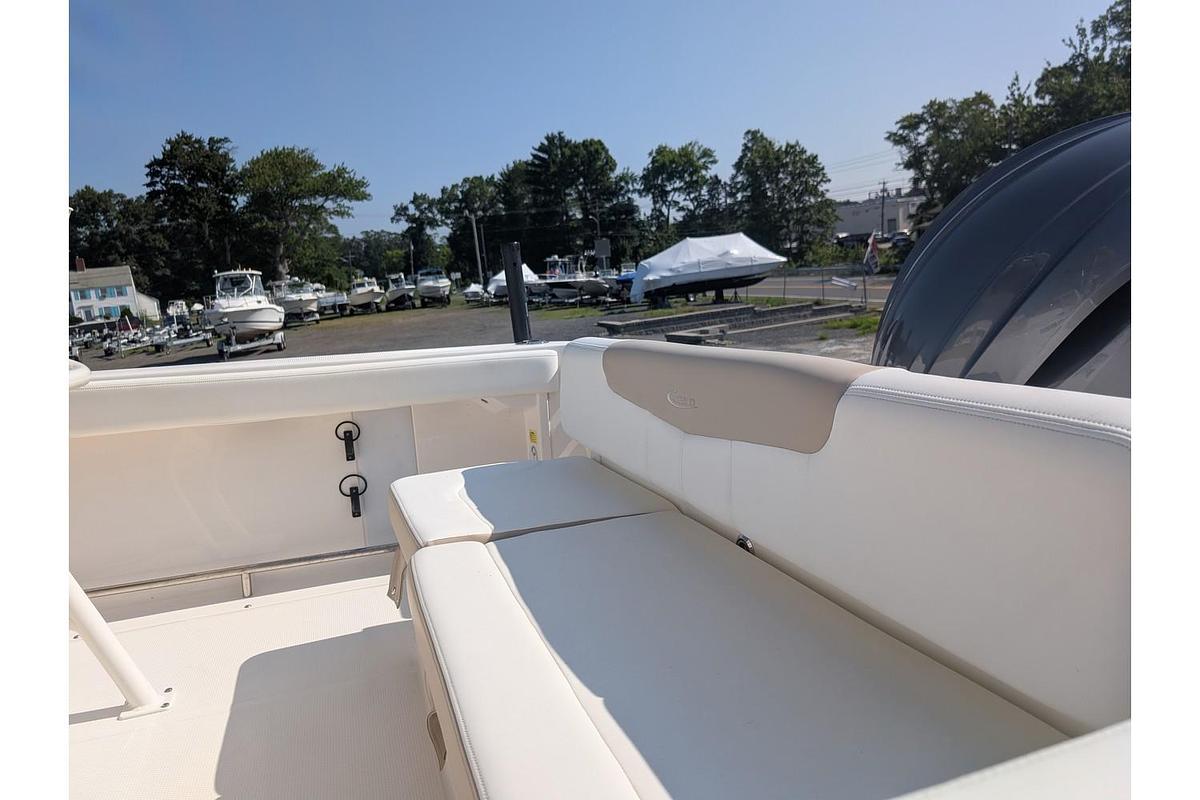 Used 2024 Robalo 222 EX CC