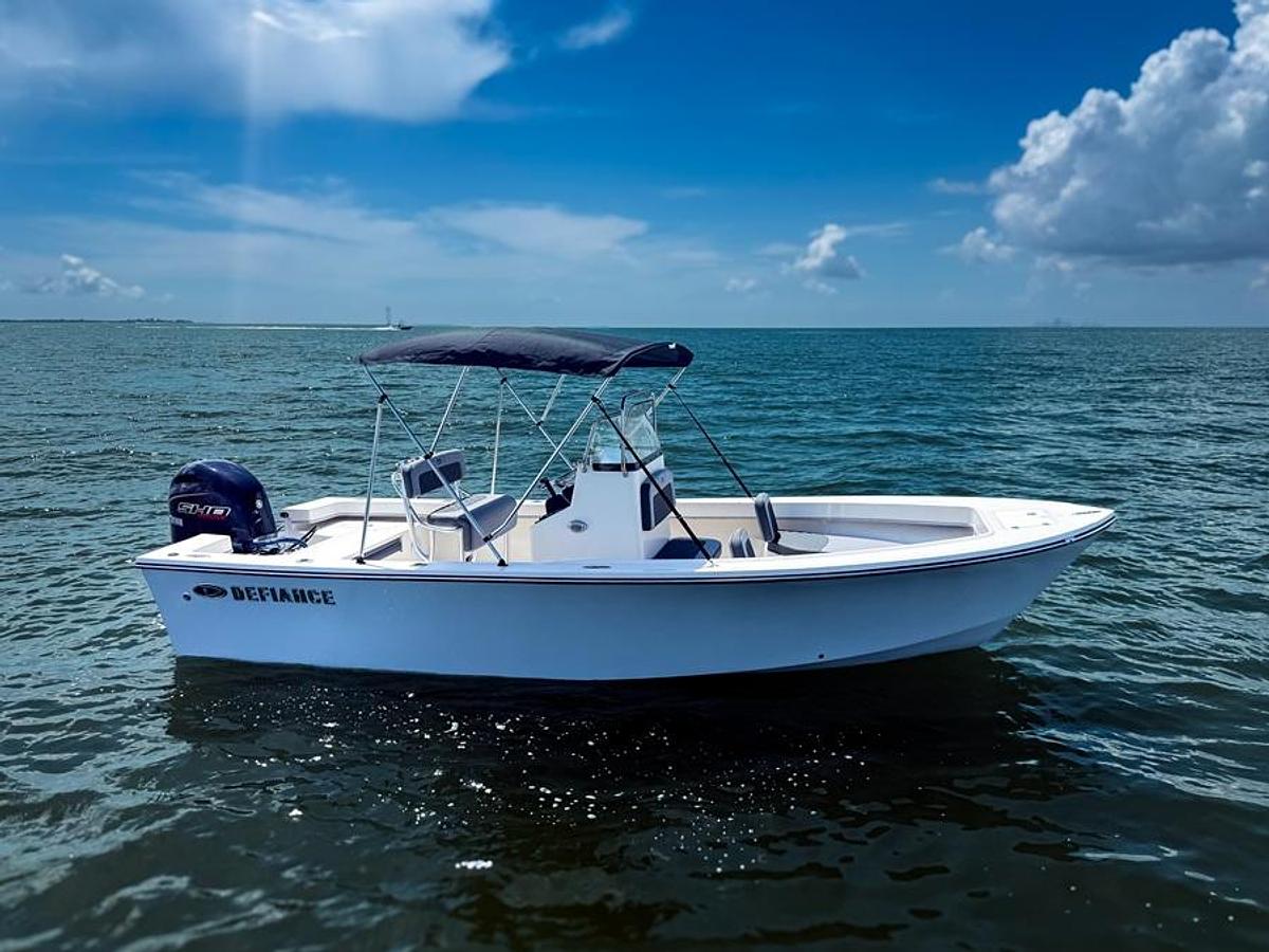 Defiance 205 Catalina Center Console