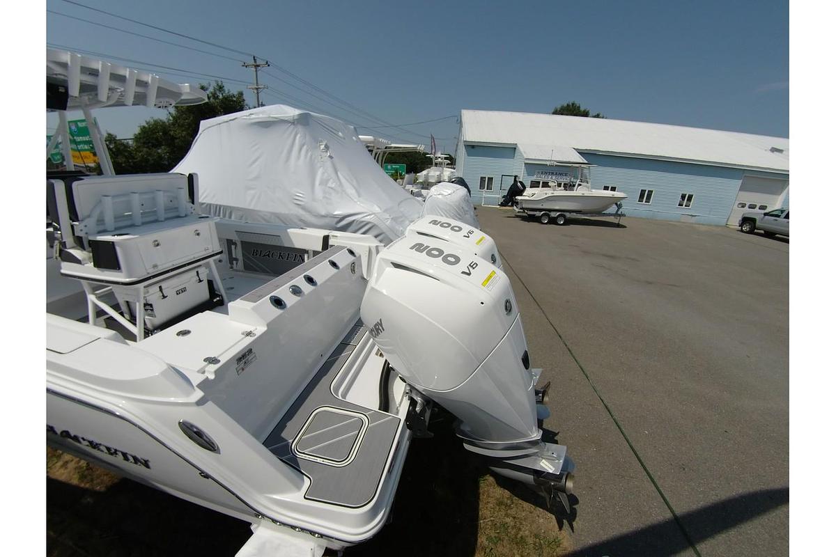 2024 Blackfin Boats 252 Center Console