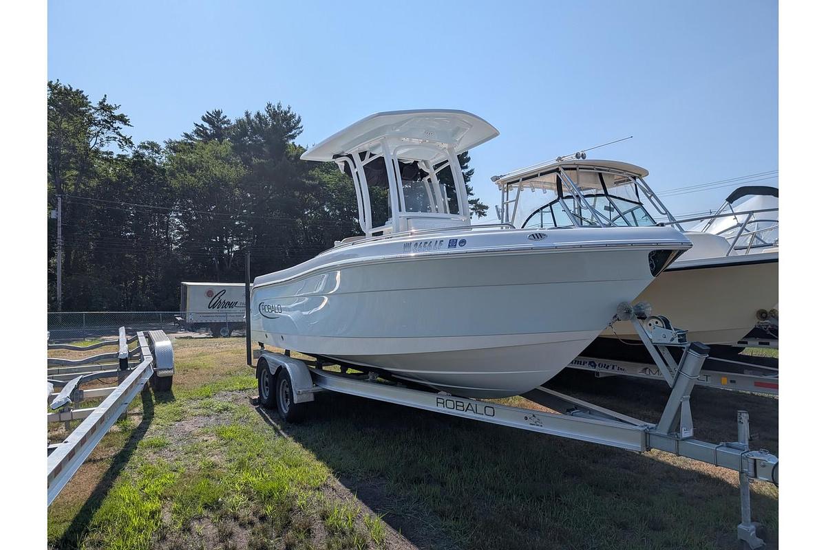 Used 2024 Robalo 222 EX CC