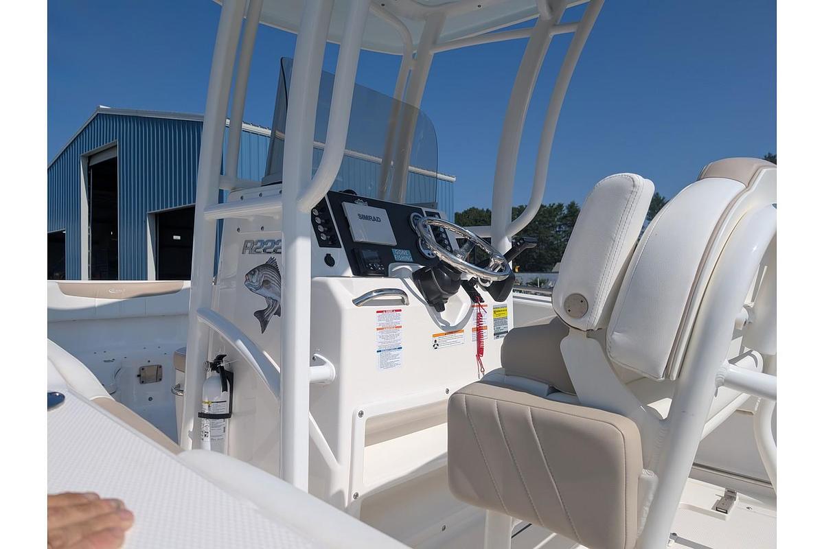 Used 2024 Robalo 222 EX CC