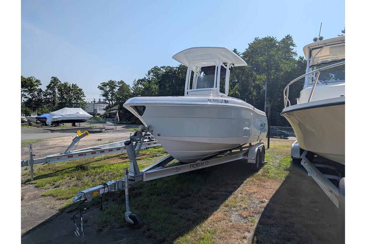 Used 2024 Robalo 222 EX CC