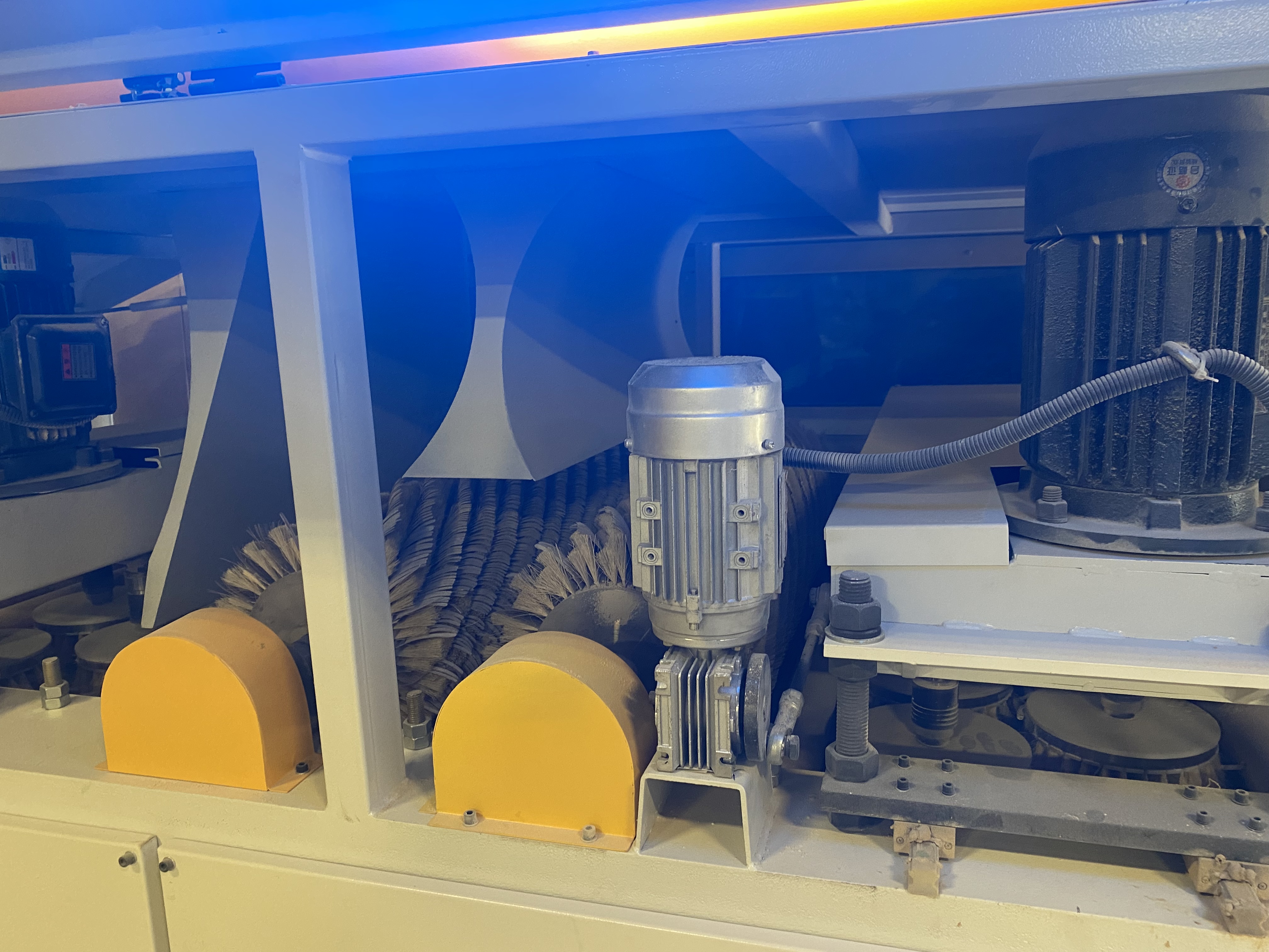 Used 2017 Quingdao KC1000-2YP-4R 18 discs sanding brush 4 long sanding roller sanding machine