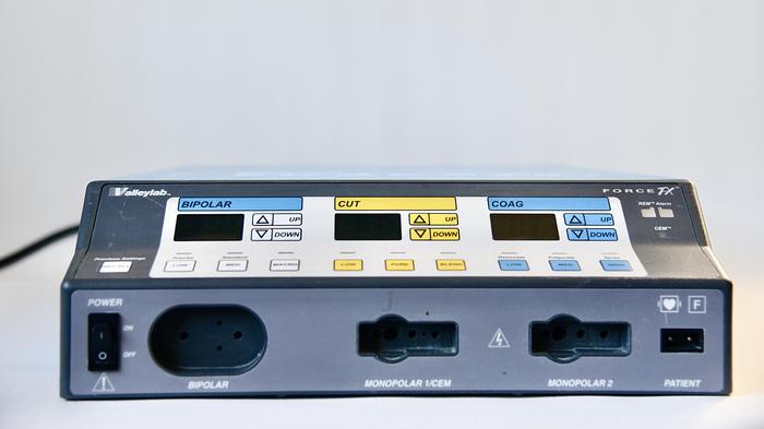 Used VALLEYLAB COVIDIEN FORCE FX-C ELECTROSURGICAL GENERATOR WITH FOOTSWITCH AND CART, E6008