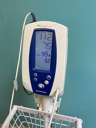Used Welch Allyn Spot Vital Signs Monitor auf Trolley mit Fingersensor, Manschette, SpO2