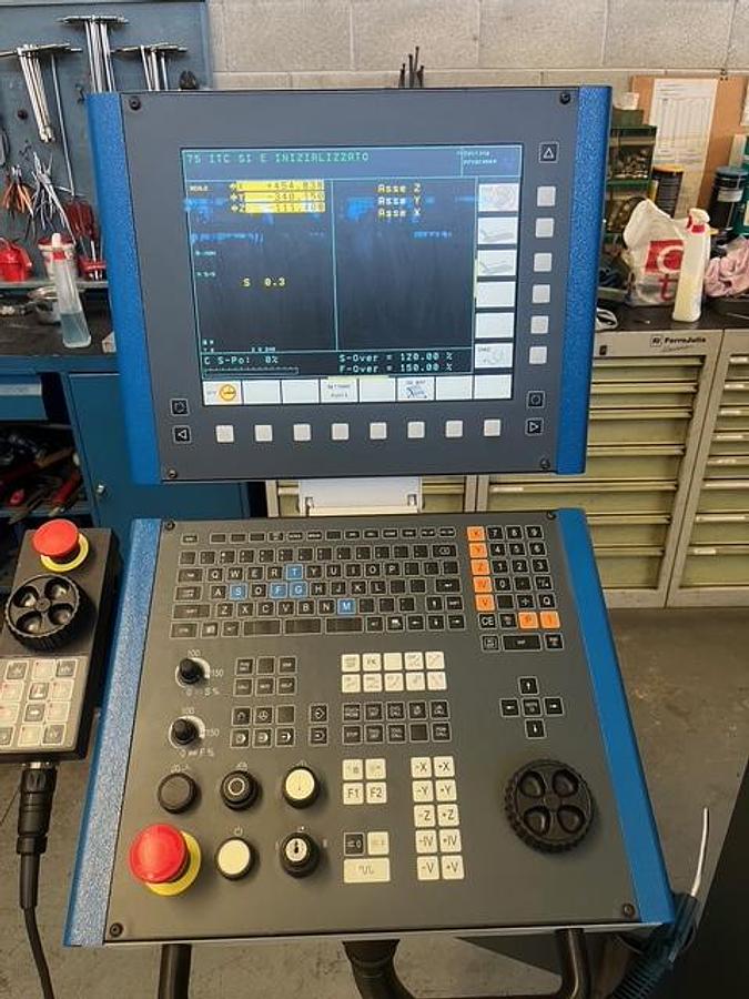 Usato CENTRO DI LAVORO VERTICALE 