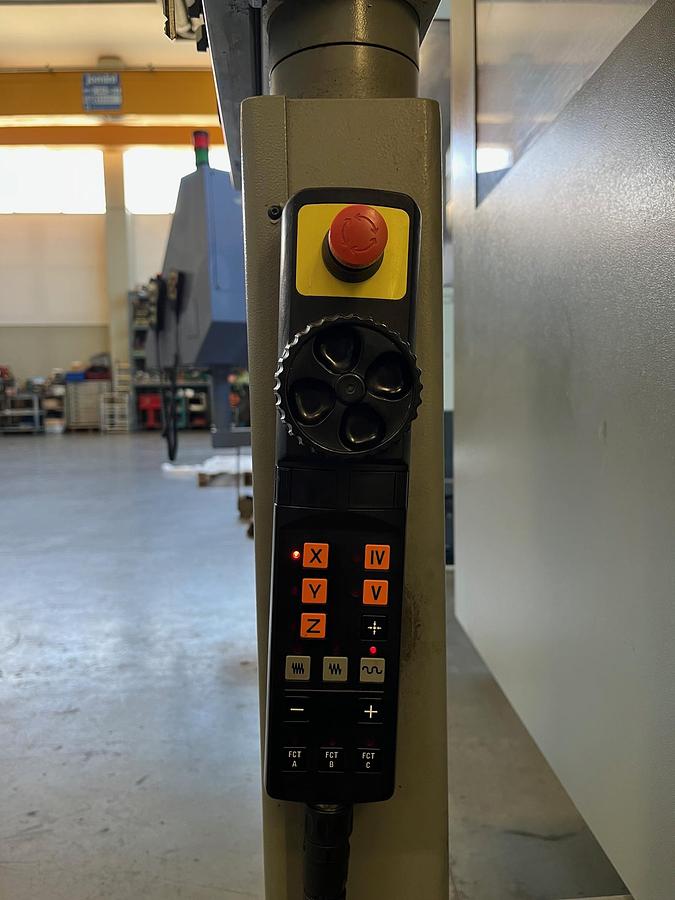 Usato CENTRO DI LAVORO VERTICALE