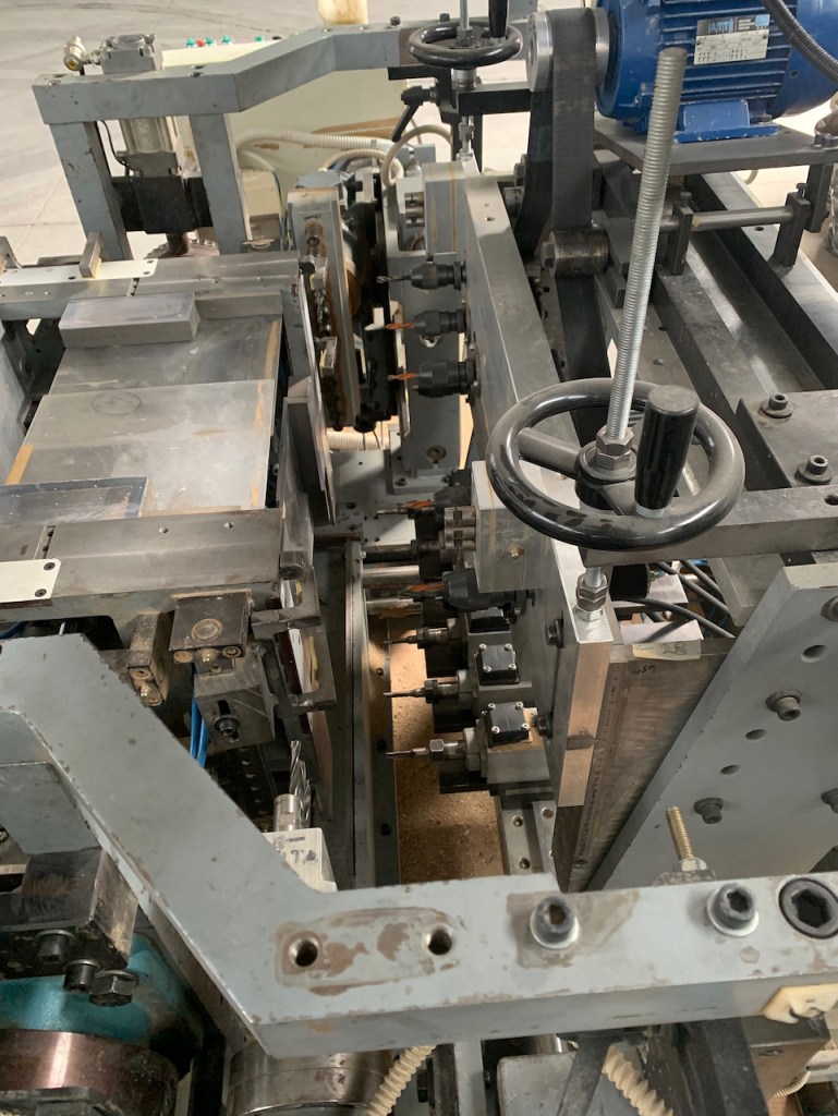 Ricondizionato Mortasatrice automatica Comec, con caricatore, per elementi di lettini per bambini