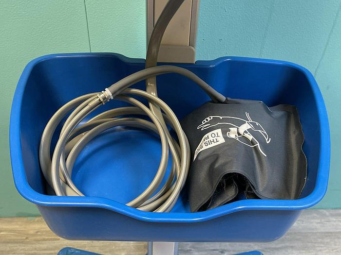 Used GE Carescape V100 DINAMAP Patientenmonitor auf Trolley mit Blutdruckmanschette