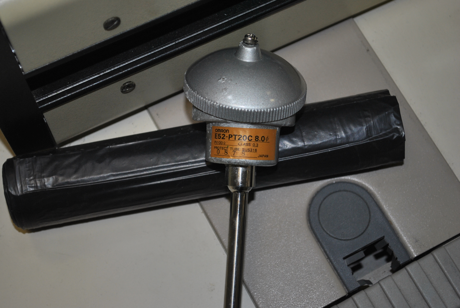 Used omron e52-pt20c 8.0 temperature sensor