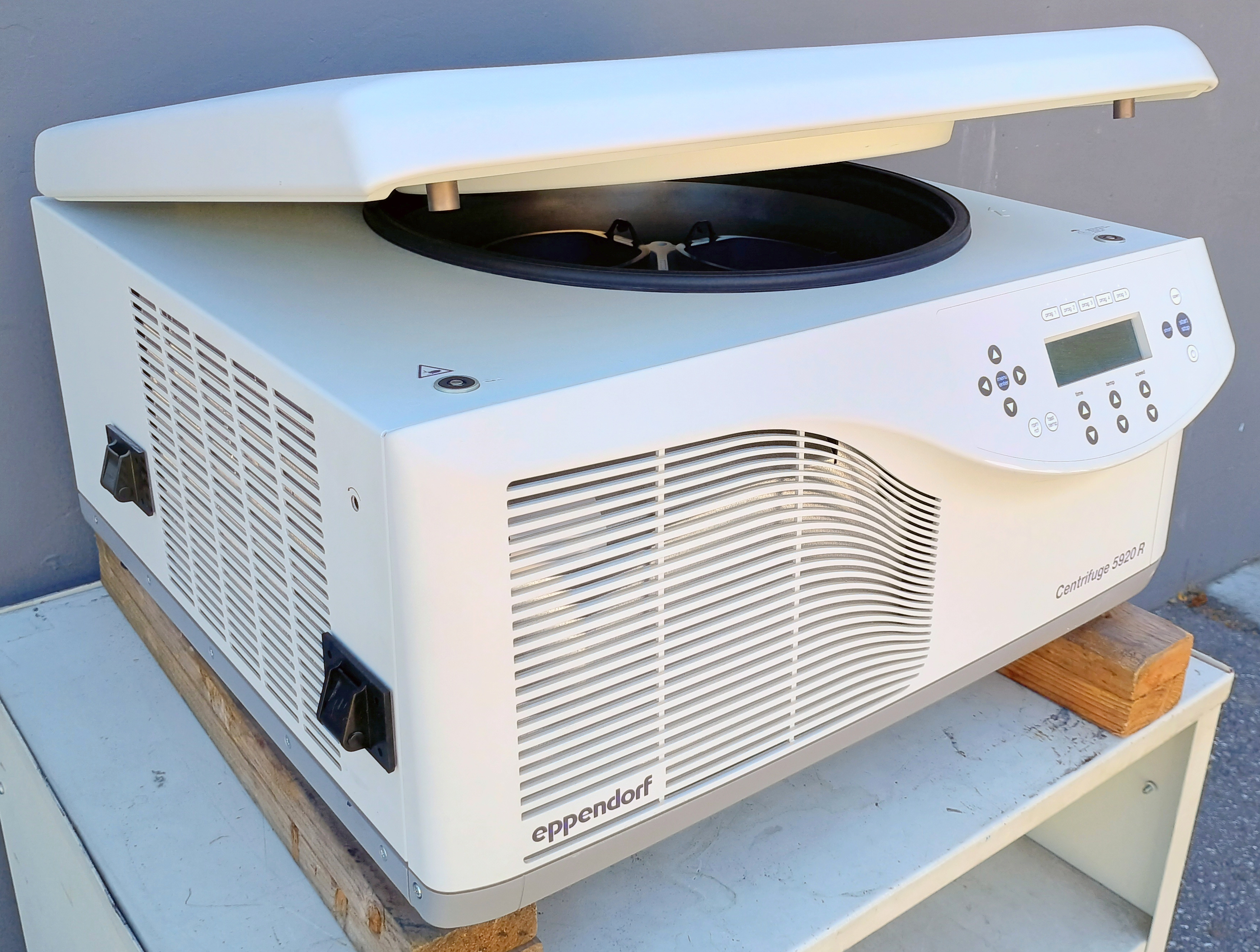 Refurbished Eppendorf 5920R Refrigerated Benchtop Centrifuge w/ S-4xUniversal-Large Rotor