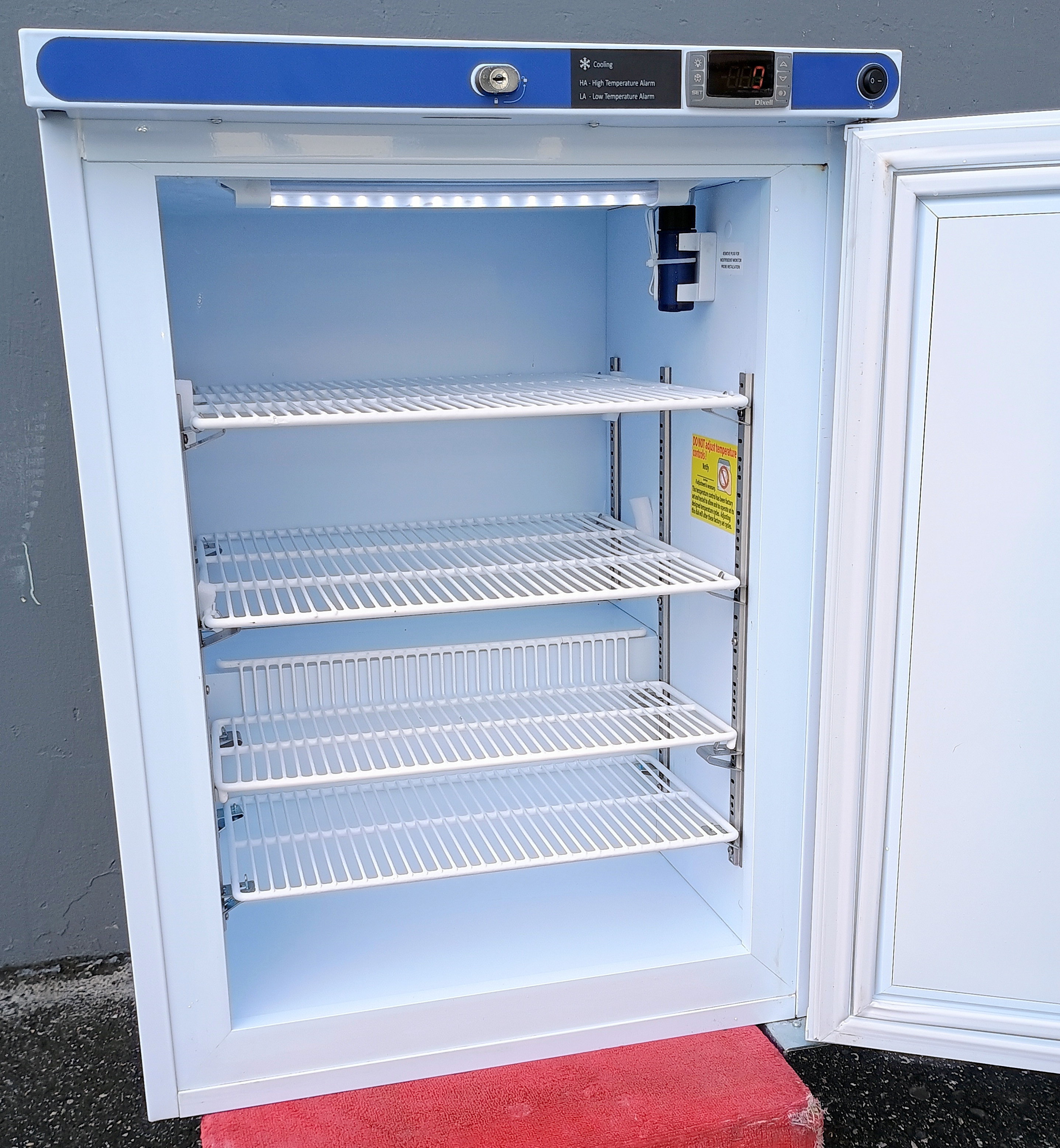 Refurbished VWR HCUCFS0430 Undercounter -30ºC Freezer