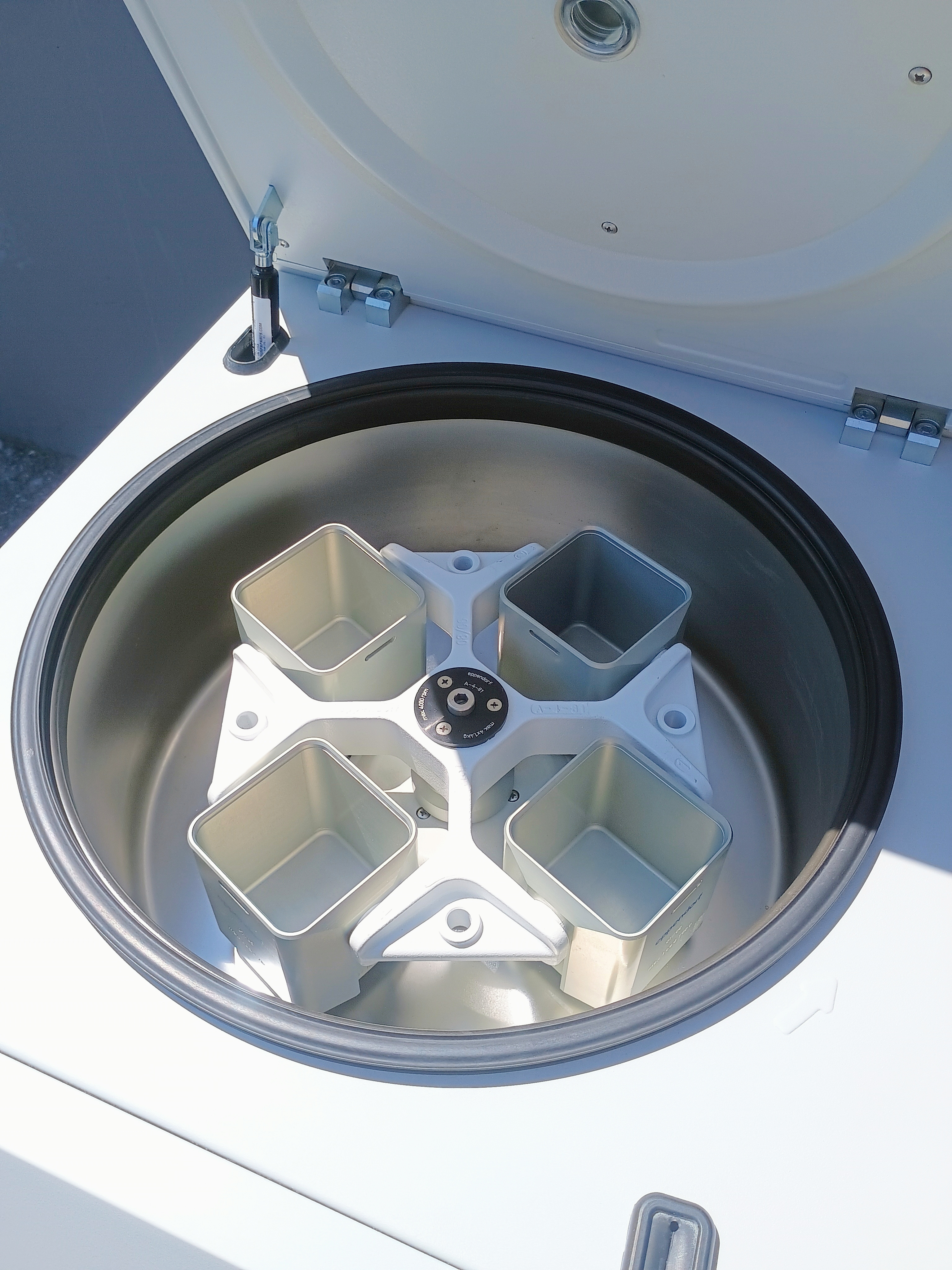 Refurbished Eppendorf 5810R Refrigerated Benchtop Centrifuge with A-4-81 Rotor