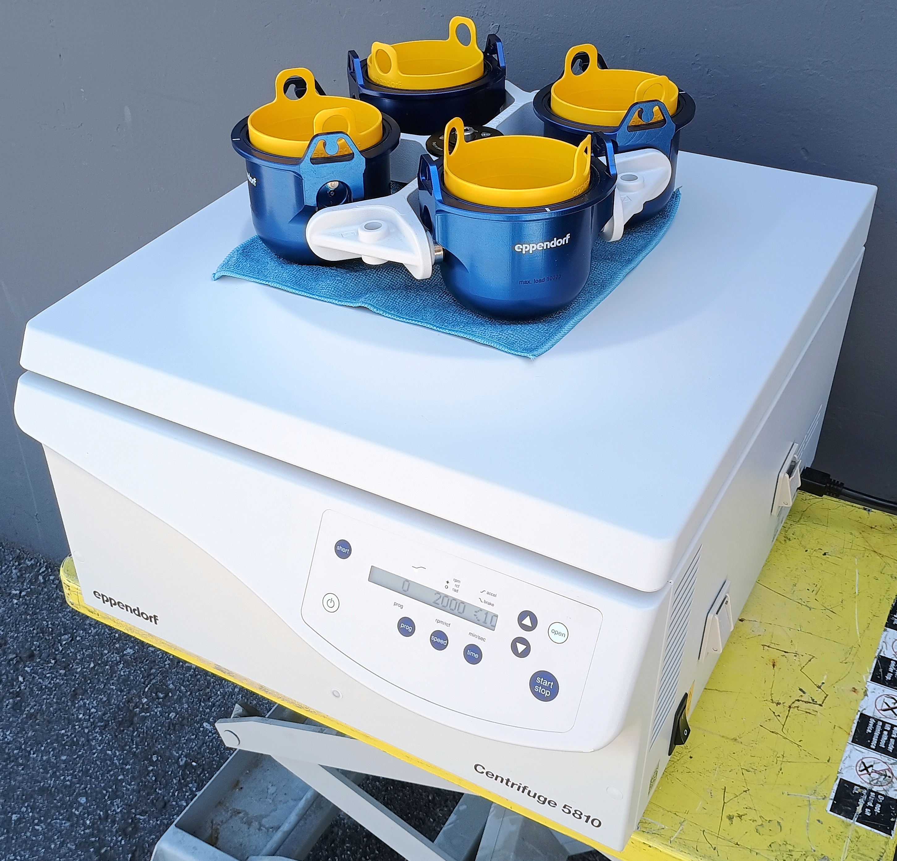 Refurbished Eppendorf 5810 Benchtop Centrifuge with S-4-104 Rotor