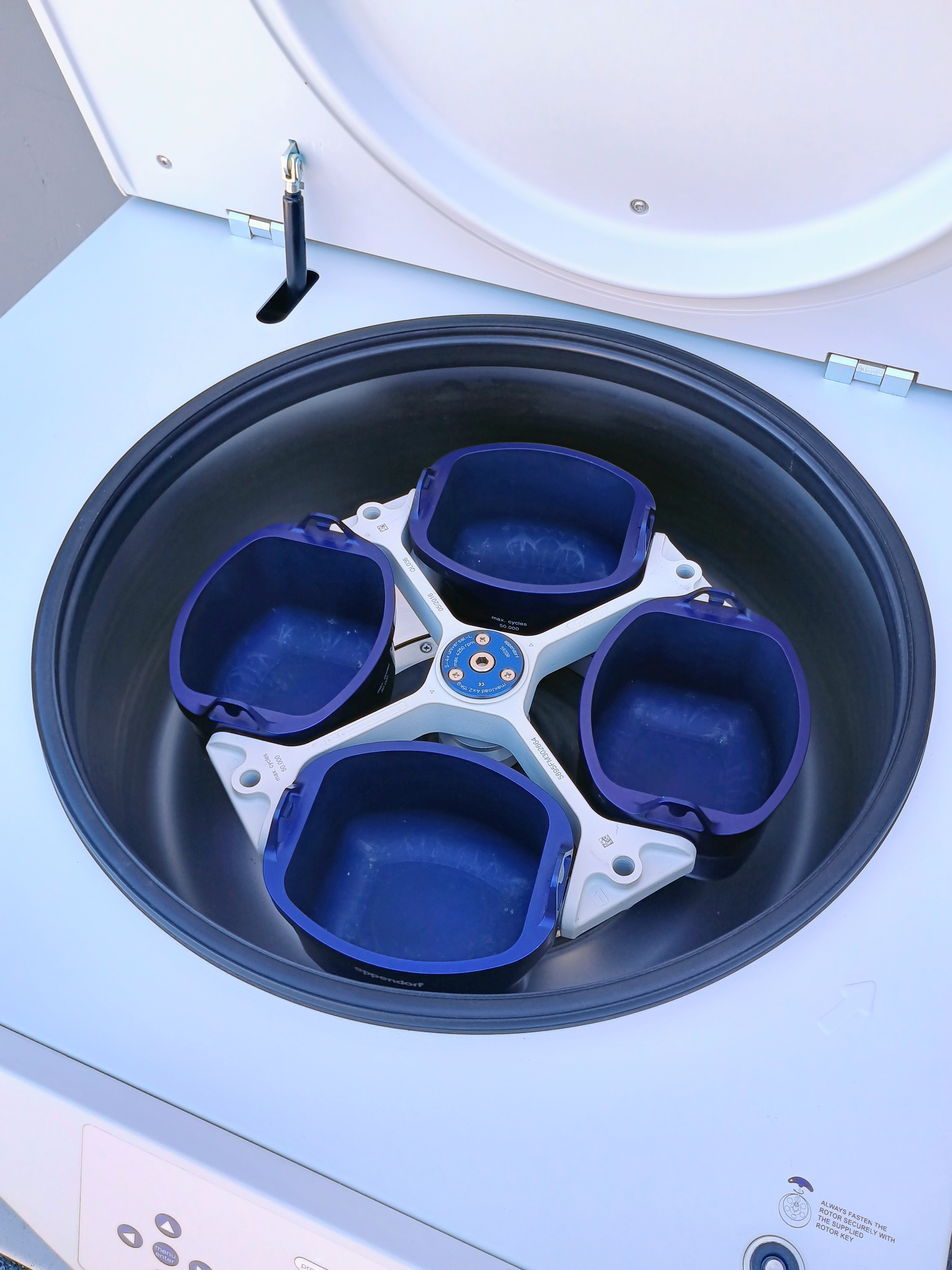 Refurbished Eppendorf 5920R Refrigerated Benchtop Centrifuge w/ S-4xUniversal-Large Rotor