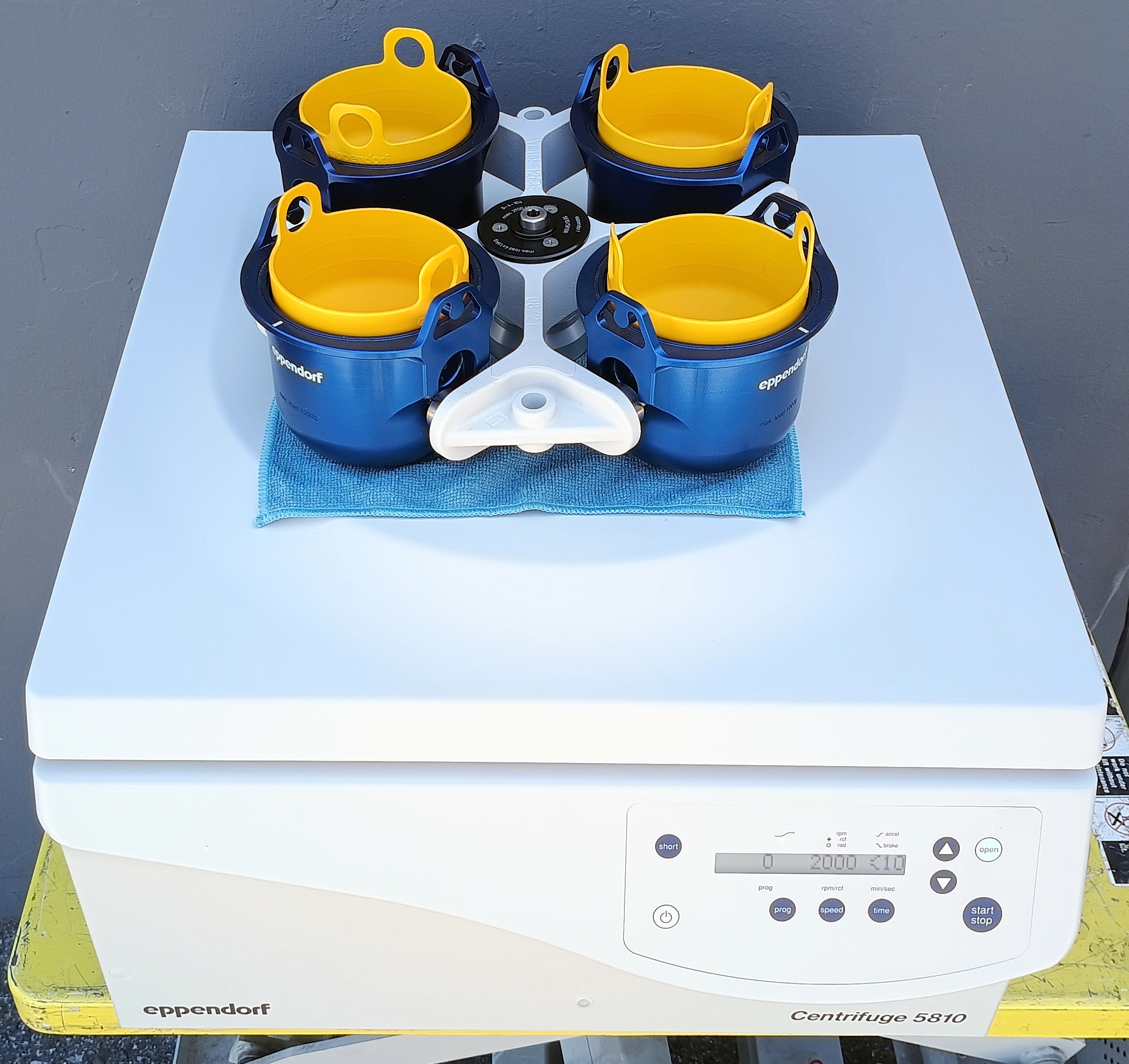 Refurbished Eppendorf 5810 Benchtop Centrifuge with S-4-104 Rotor