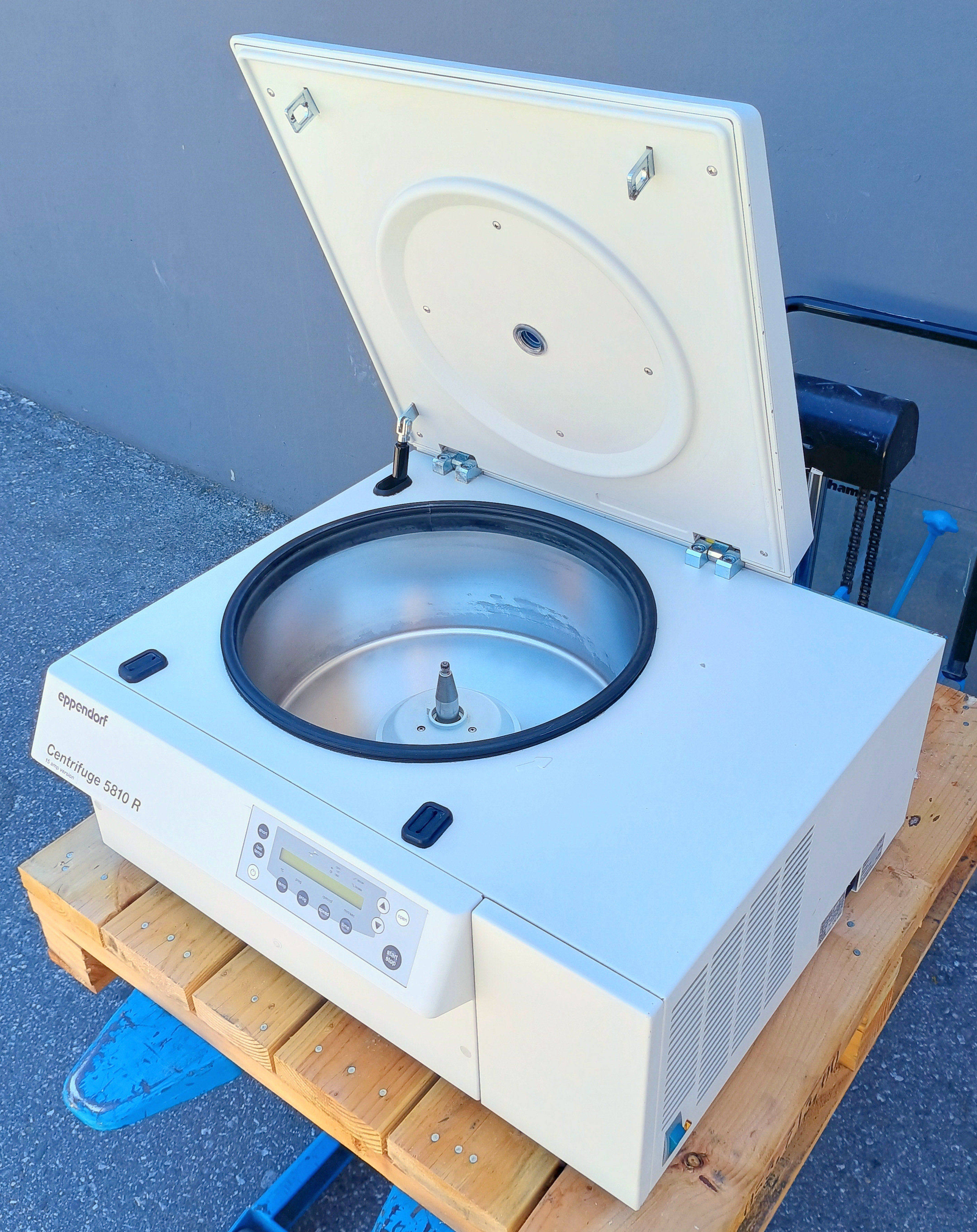 Refurbished Eppendorf 5810R Refrigerated Benchtop Centrifuge with A-4-81 Rotor