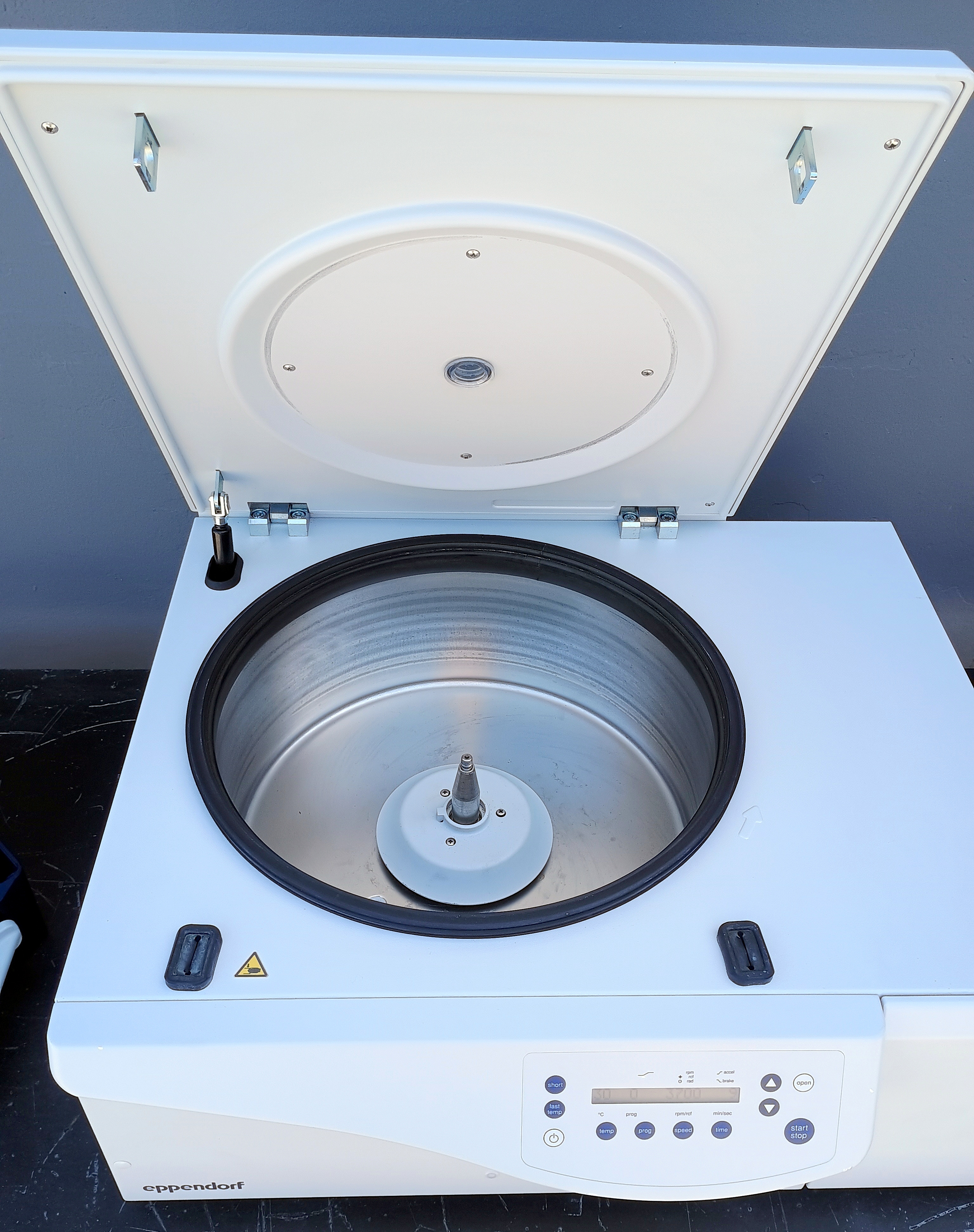 Refurbished Eppendorf 5810R Refrigerated Benchtop Centrifuge with A-4-81 Rotor