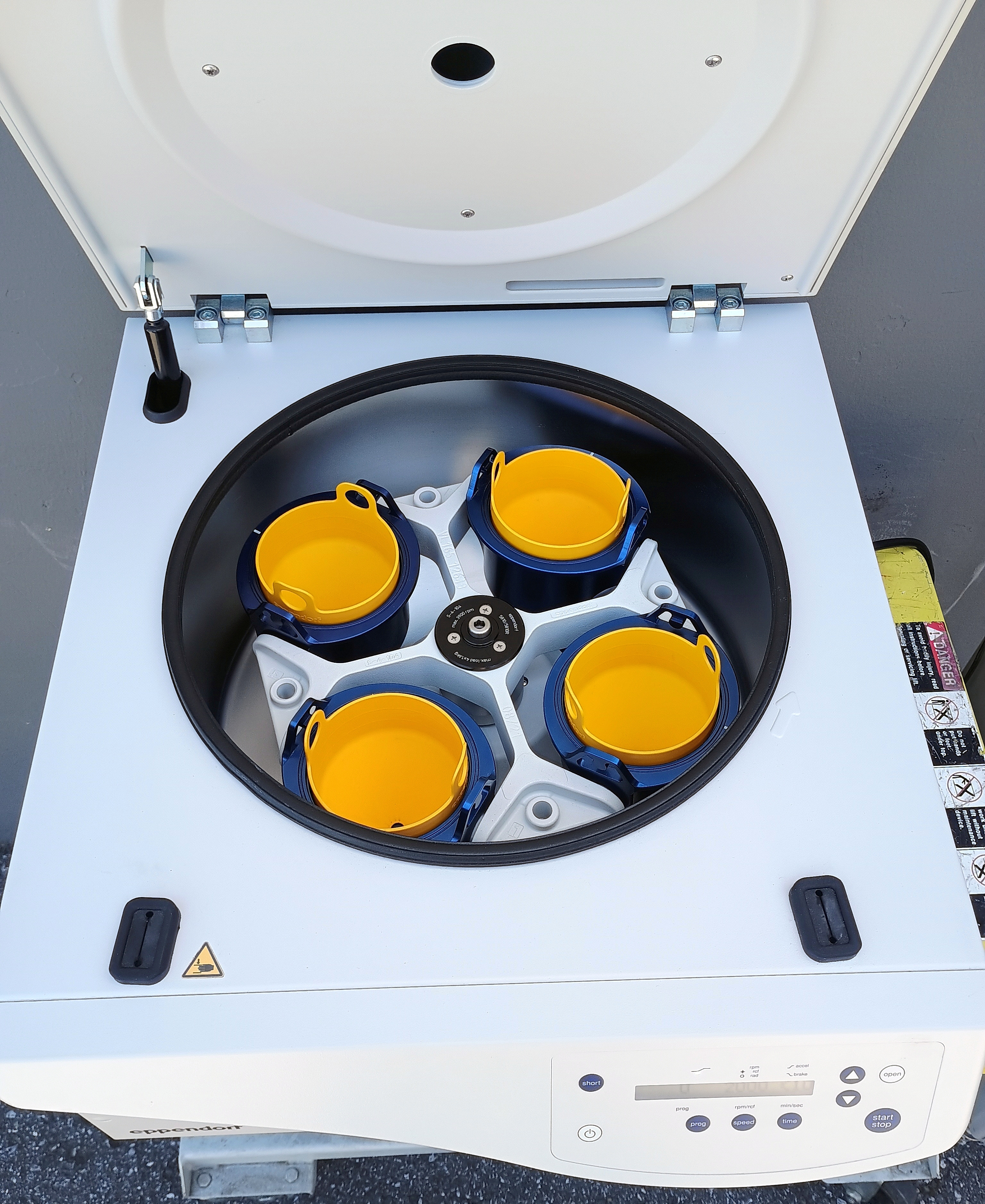 Refurbished Eppendorf 5810 Benchtop Centrifuge with S-4-104 Rotor